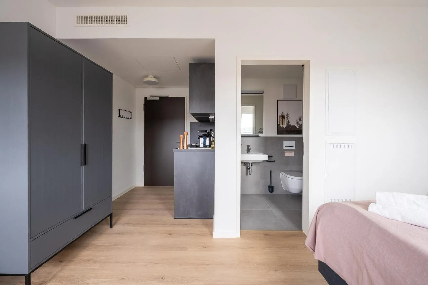 Photo of the whole room, Bed in Limehome Stuttgart Elsenhansstr