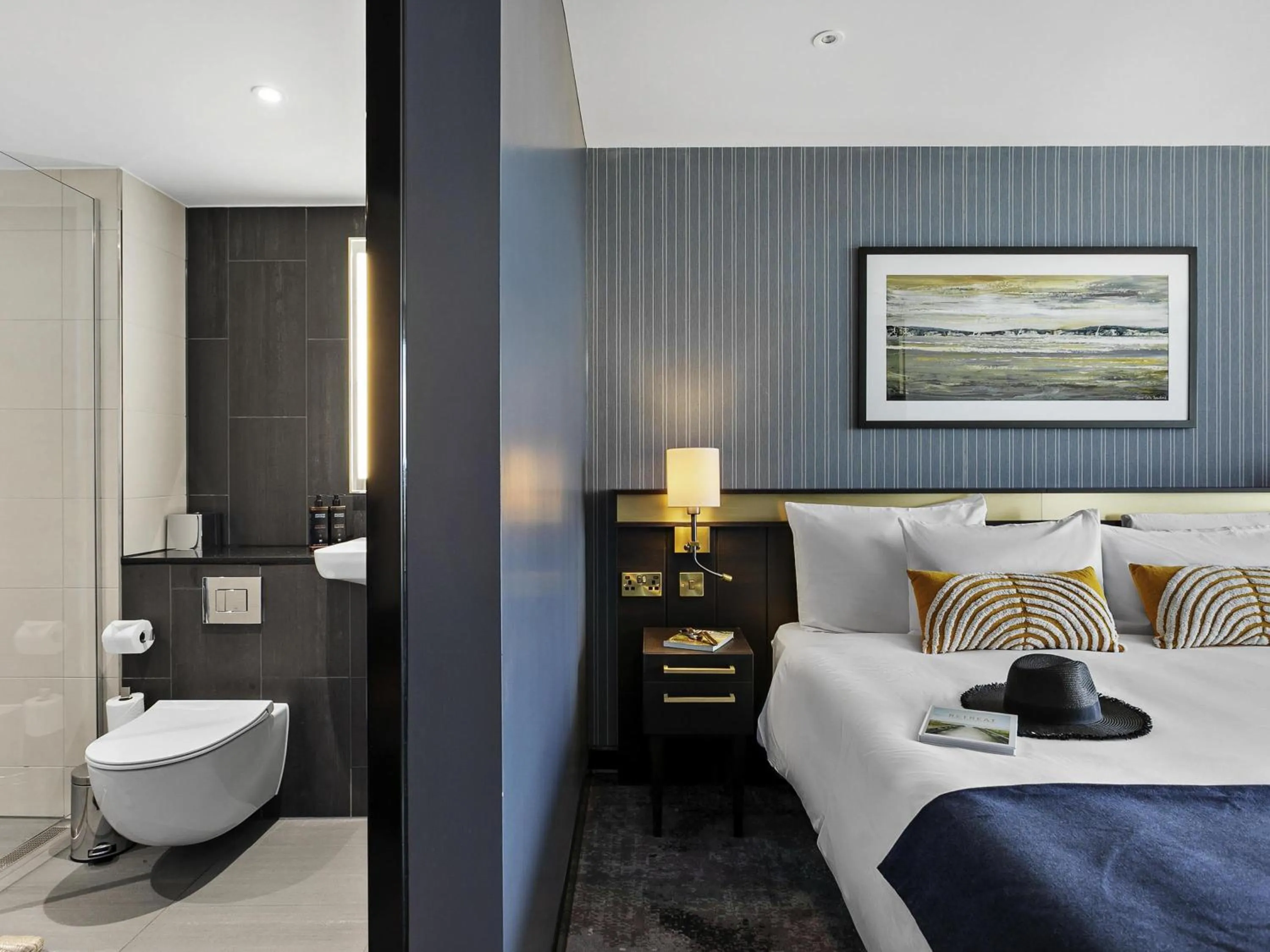 Bedroom, Bed in Mercure Paignton Hotel