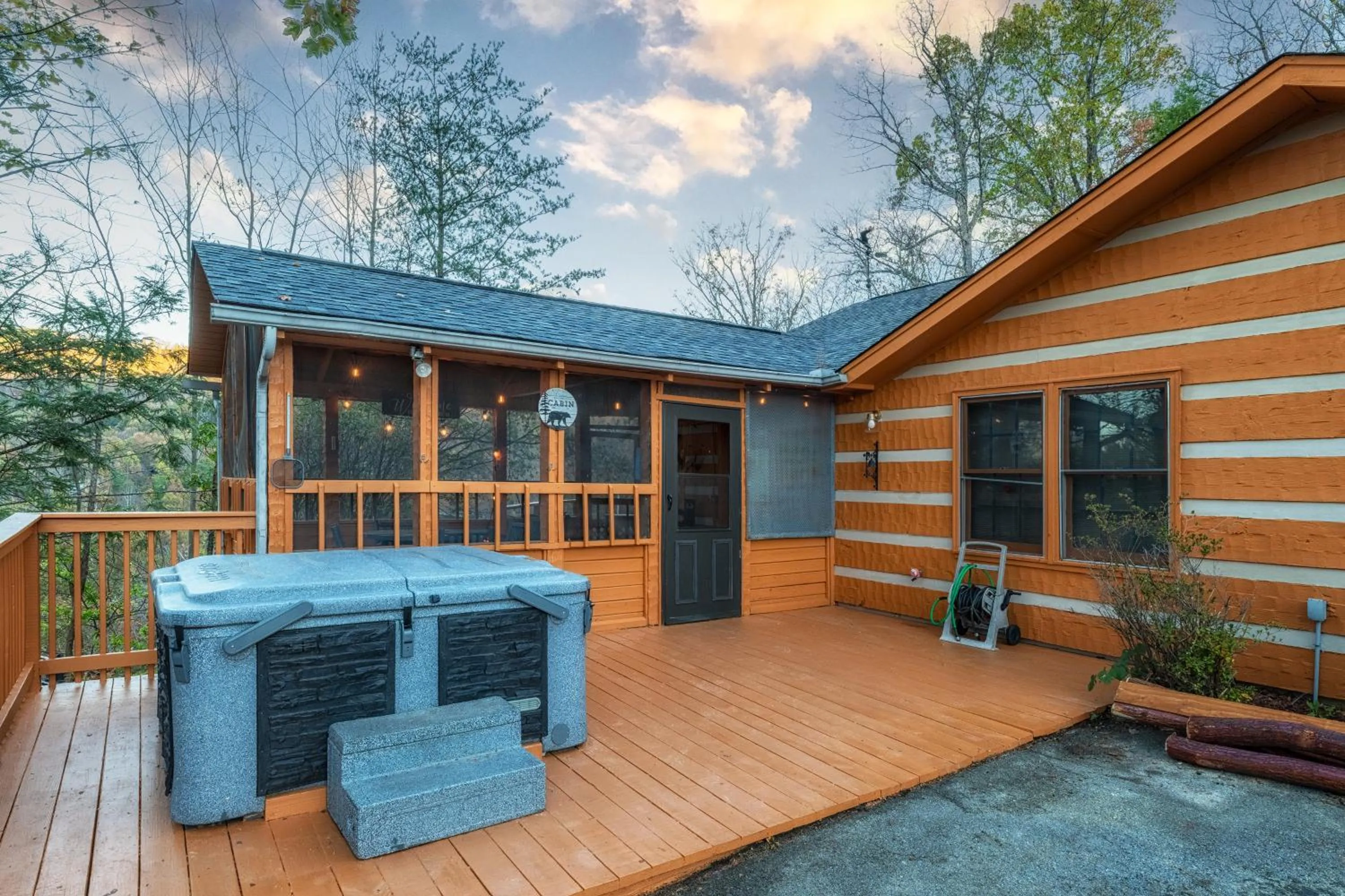 Hot Tub in Real Log Cabin With Amazing Views, Hot Tub, Sauna, Games