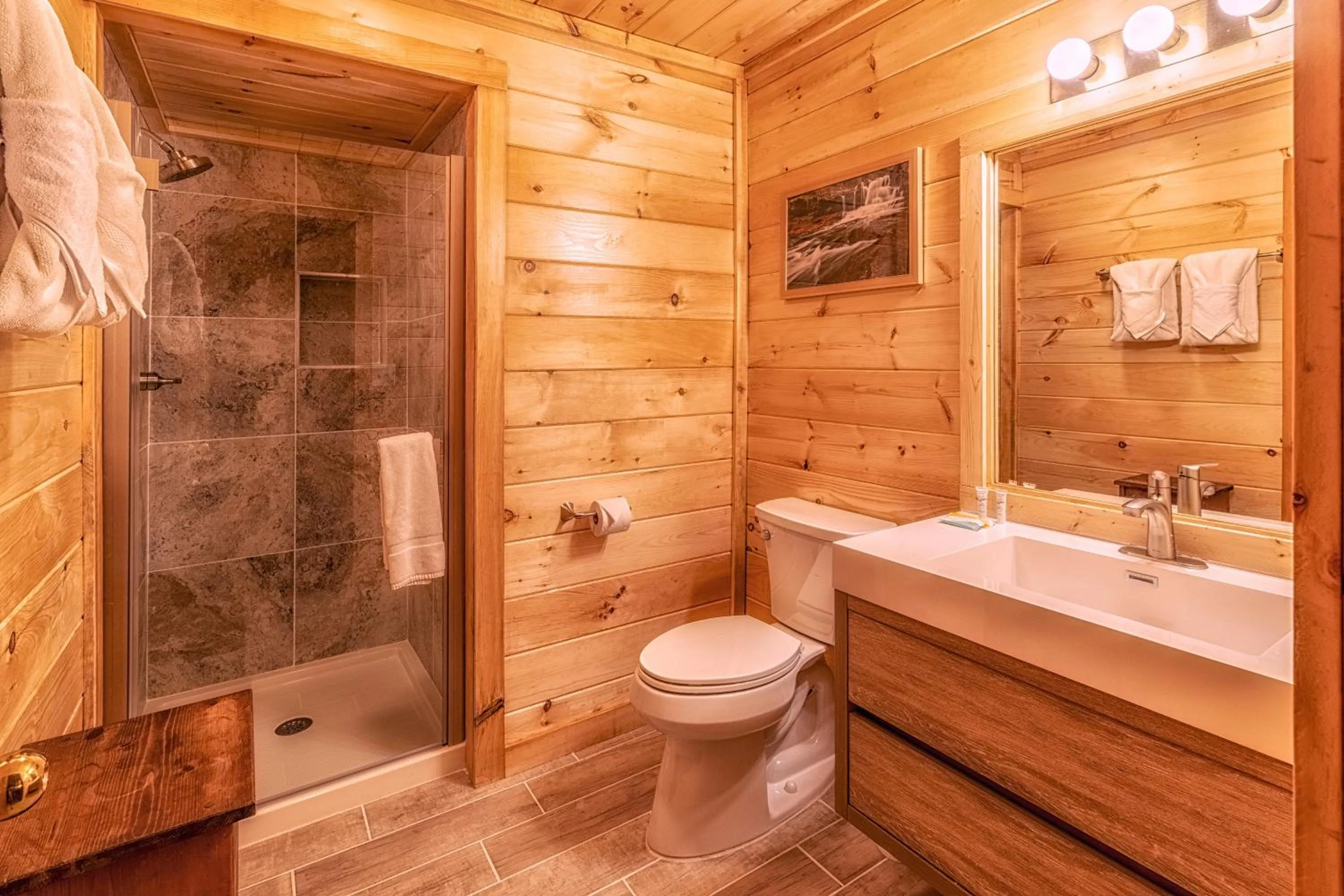Shower in Real Log Cabin With Amazing Views, Hot Tub, Sauna, Games