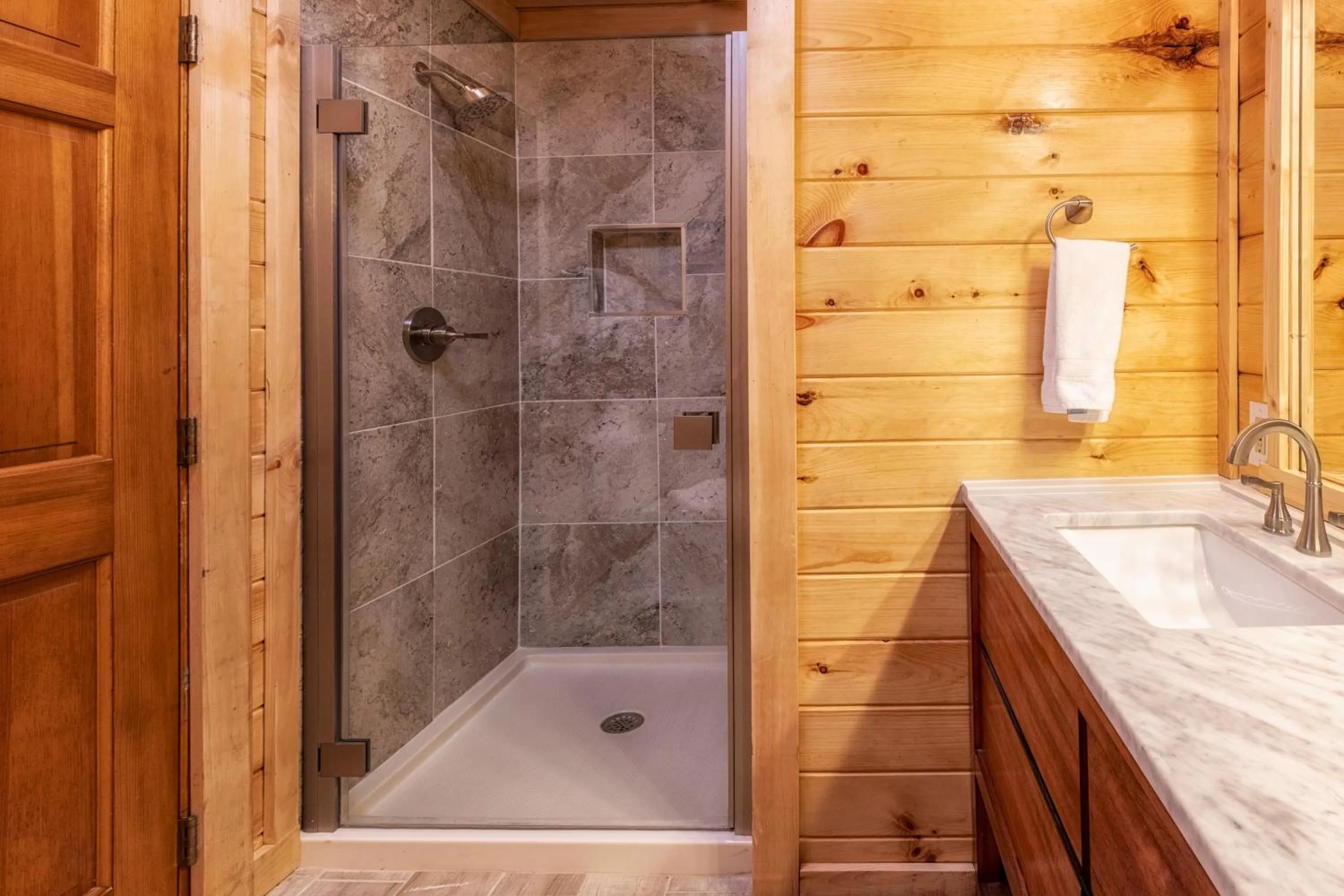 Shower in Real Log Cabin With Amazing Views, Hot Tub, Sauna, Games