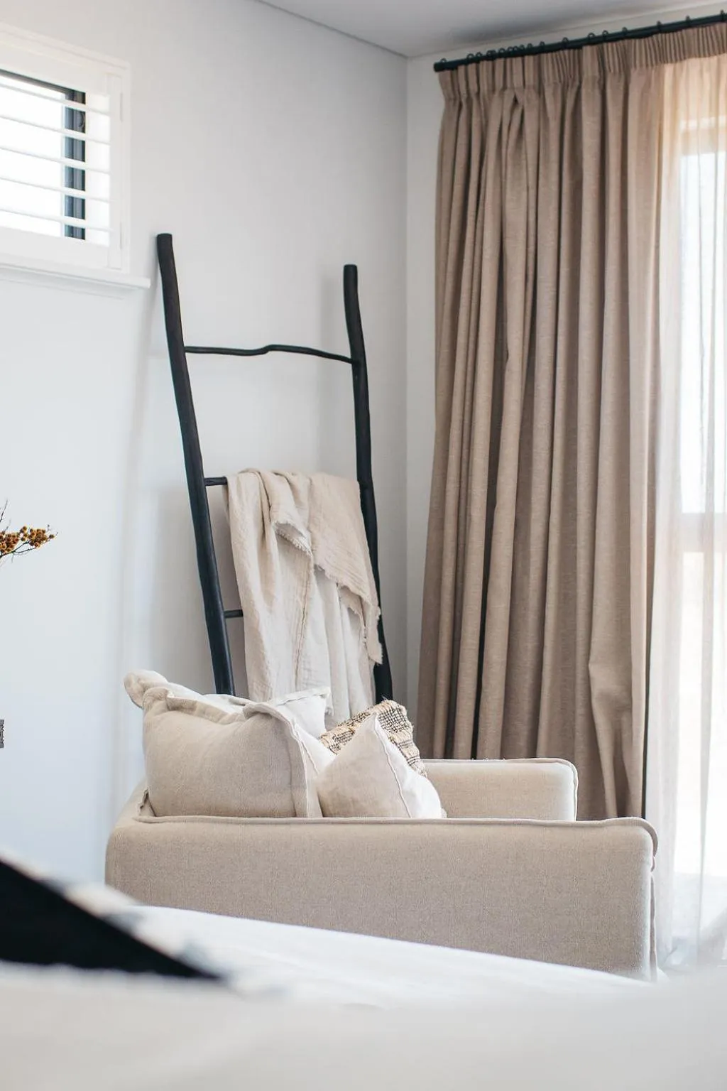 Seating area, Bed in Majuba Country Lodge