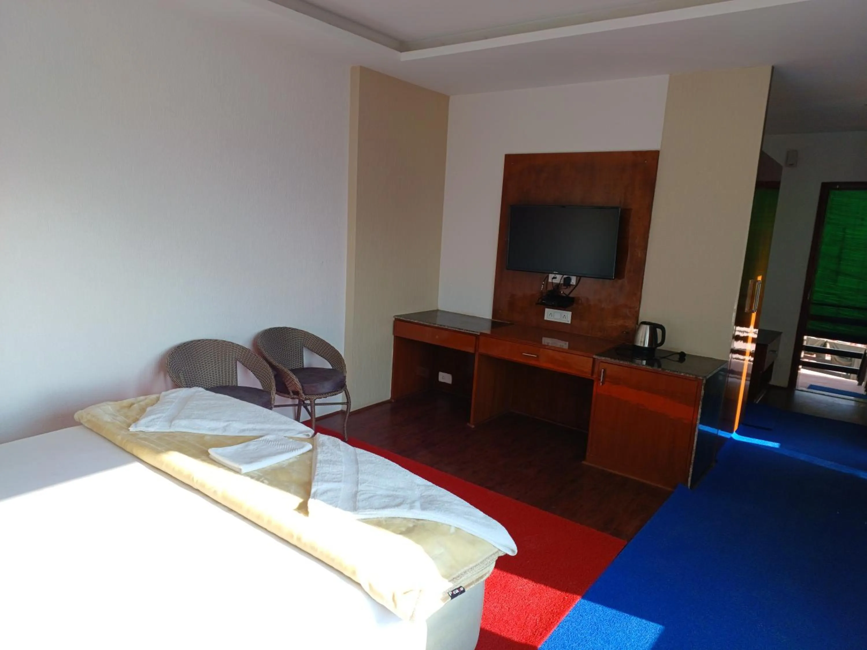 Living room, Bed in PinnacleHouse kanatal Uttarakhand