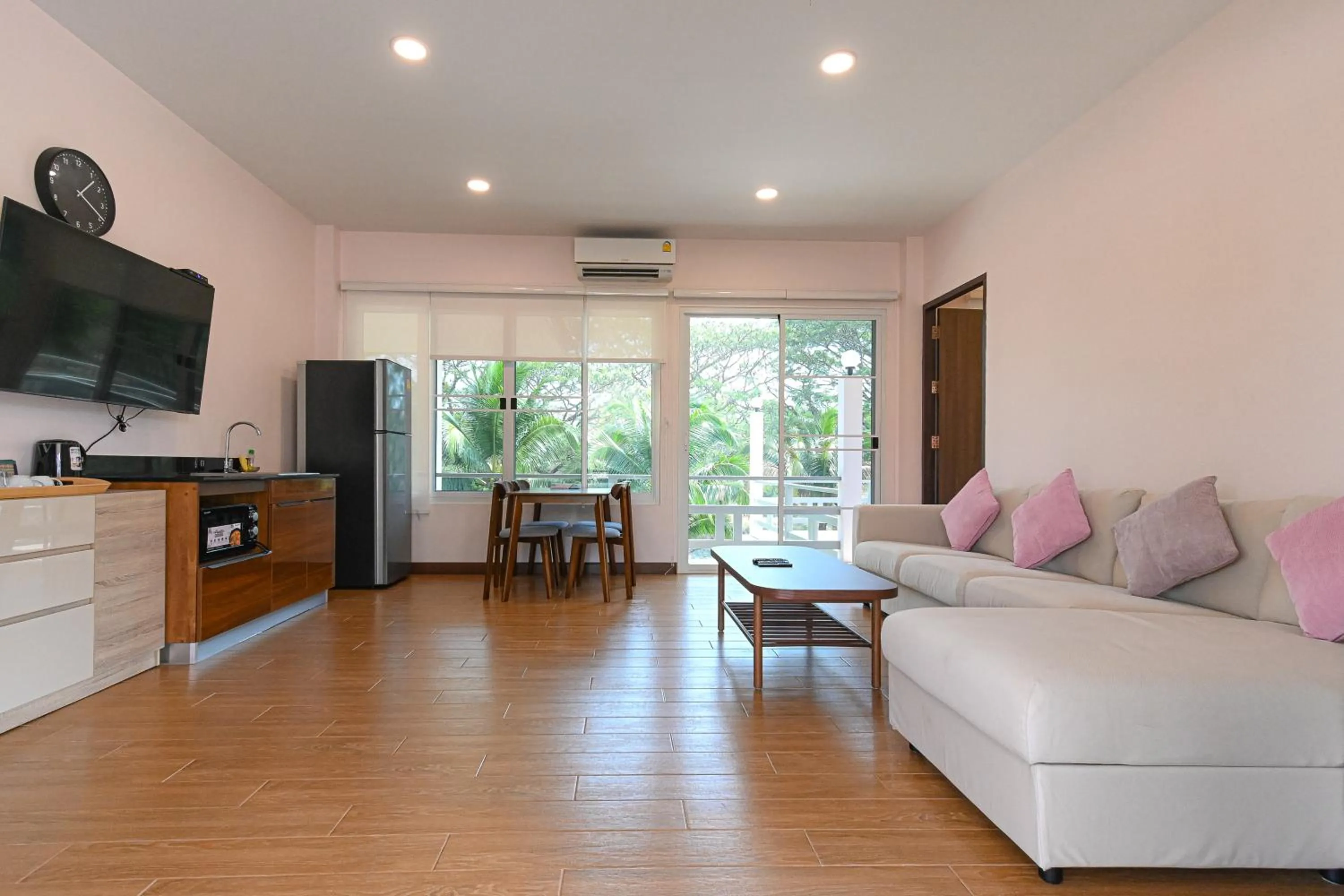 TV and multimedia in Suanphung Bonsai Village