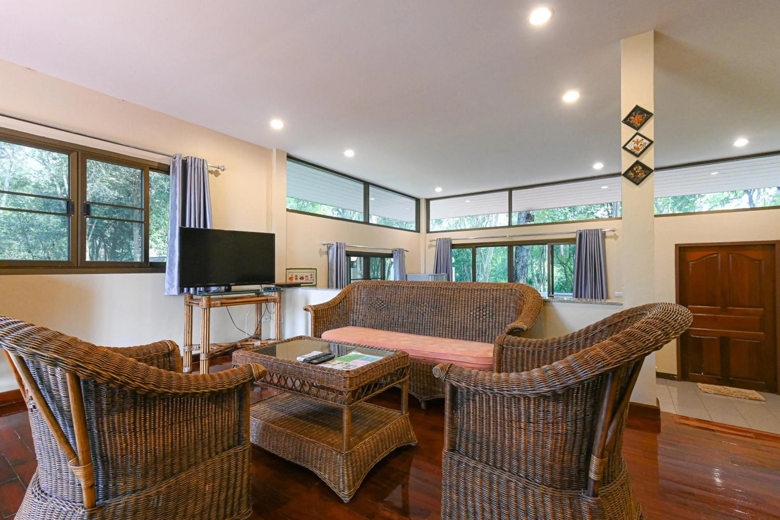 TV and multimedia in Suanphung Bonsai Village