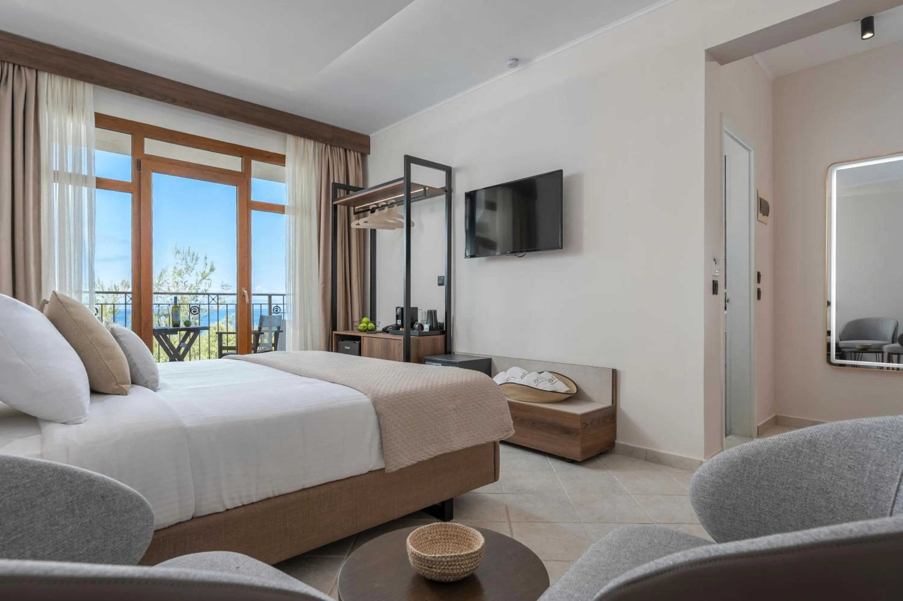 Photo of the whole room, Bed in Alia Palace Hotel - Adults Only 16+