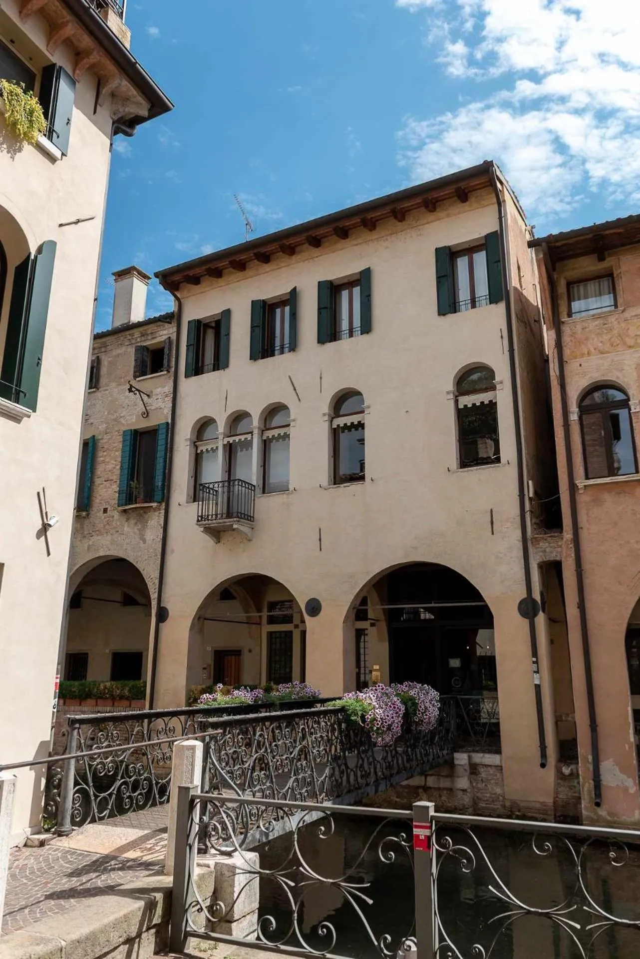 Facade/entrance in Buranelli Charme Rooms