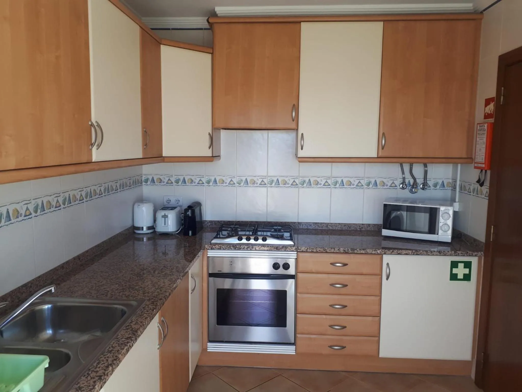 1-Bed - Sleeps 4 - Free Parking & Balcony