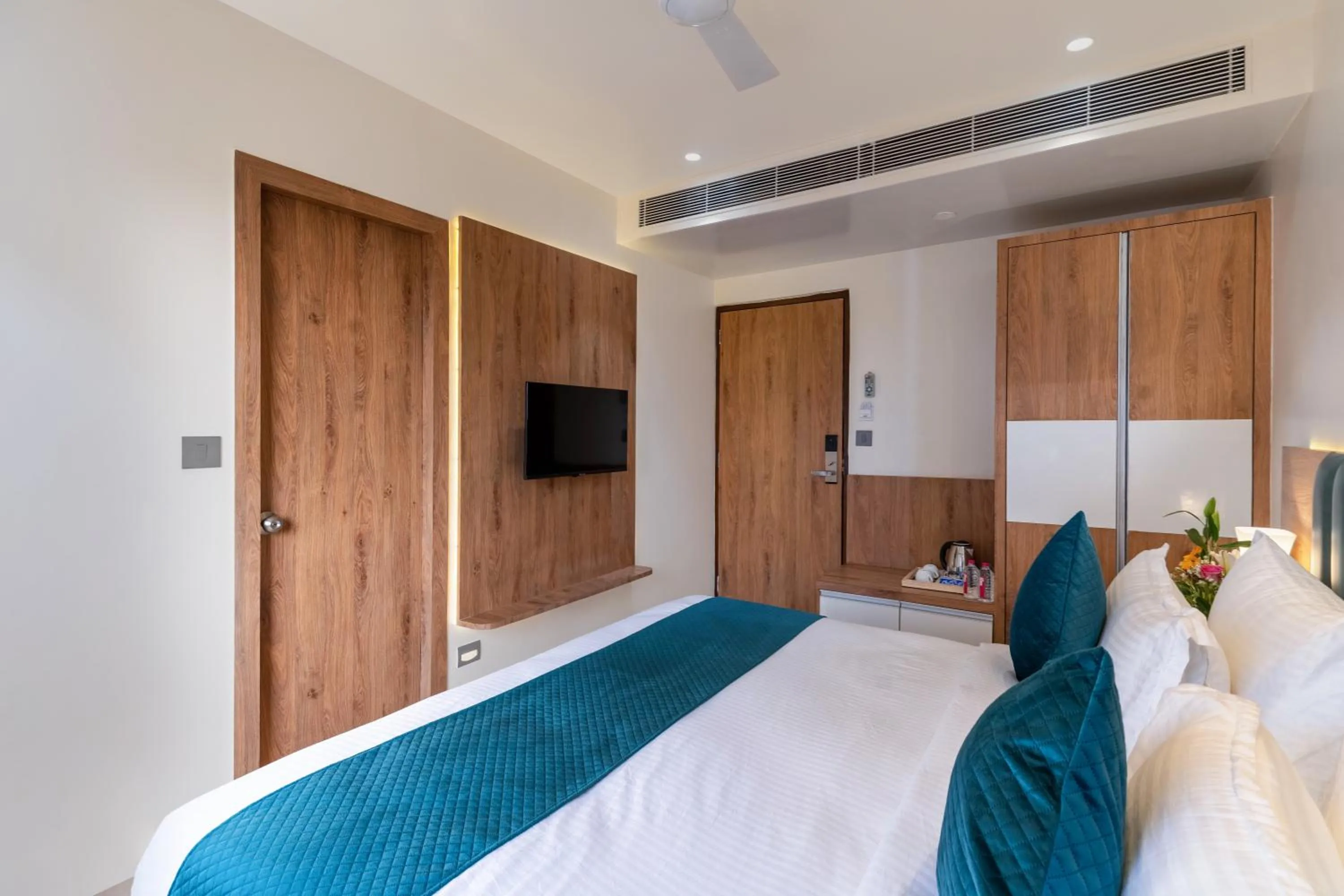 Bedroom, Bed in Redolence Aravali Tree