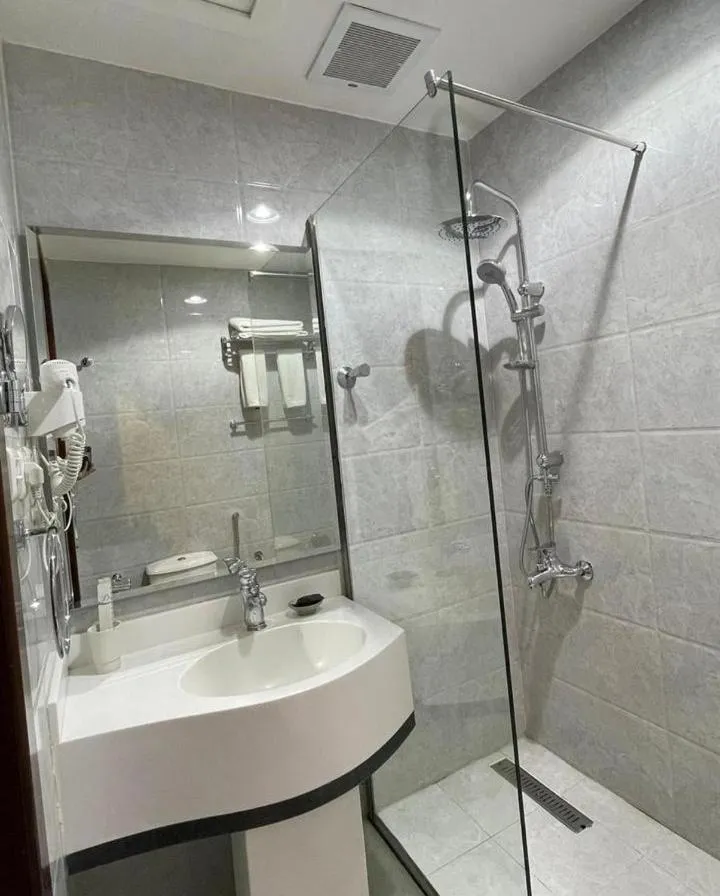Shower in Carawan Al Khaleej Hotel Olaya