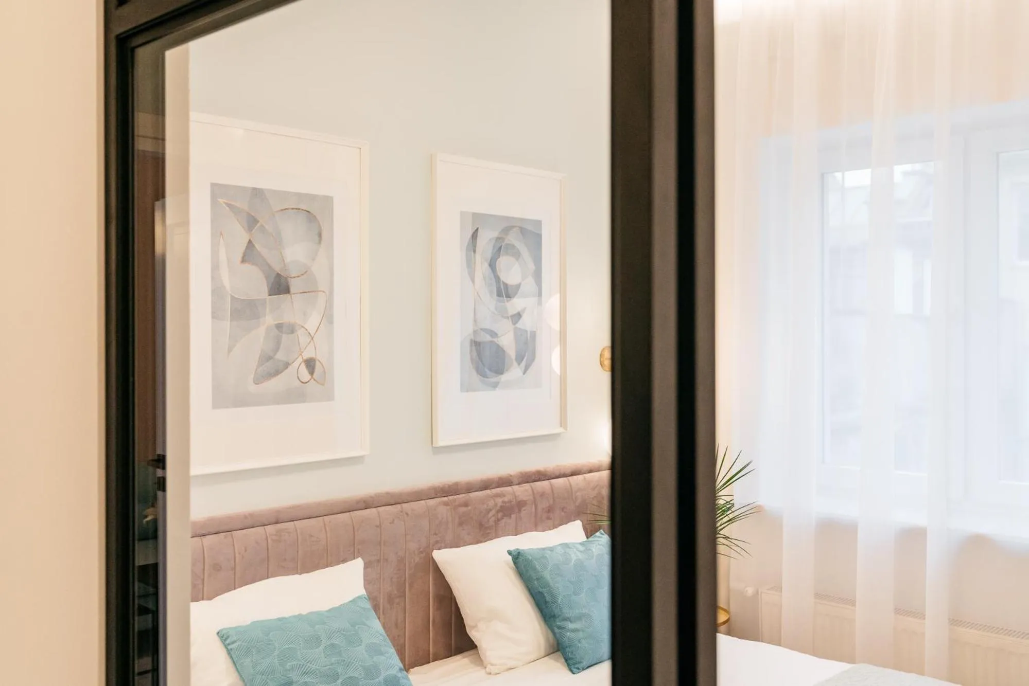 Bed in Crystal House II - LoftAffair Collection