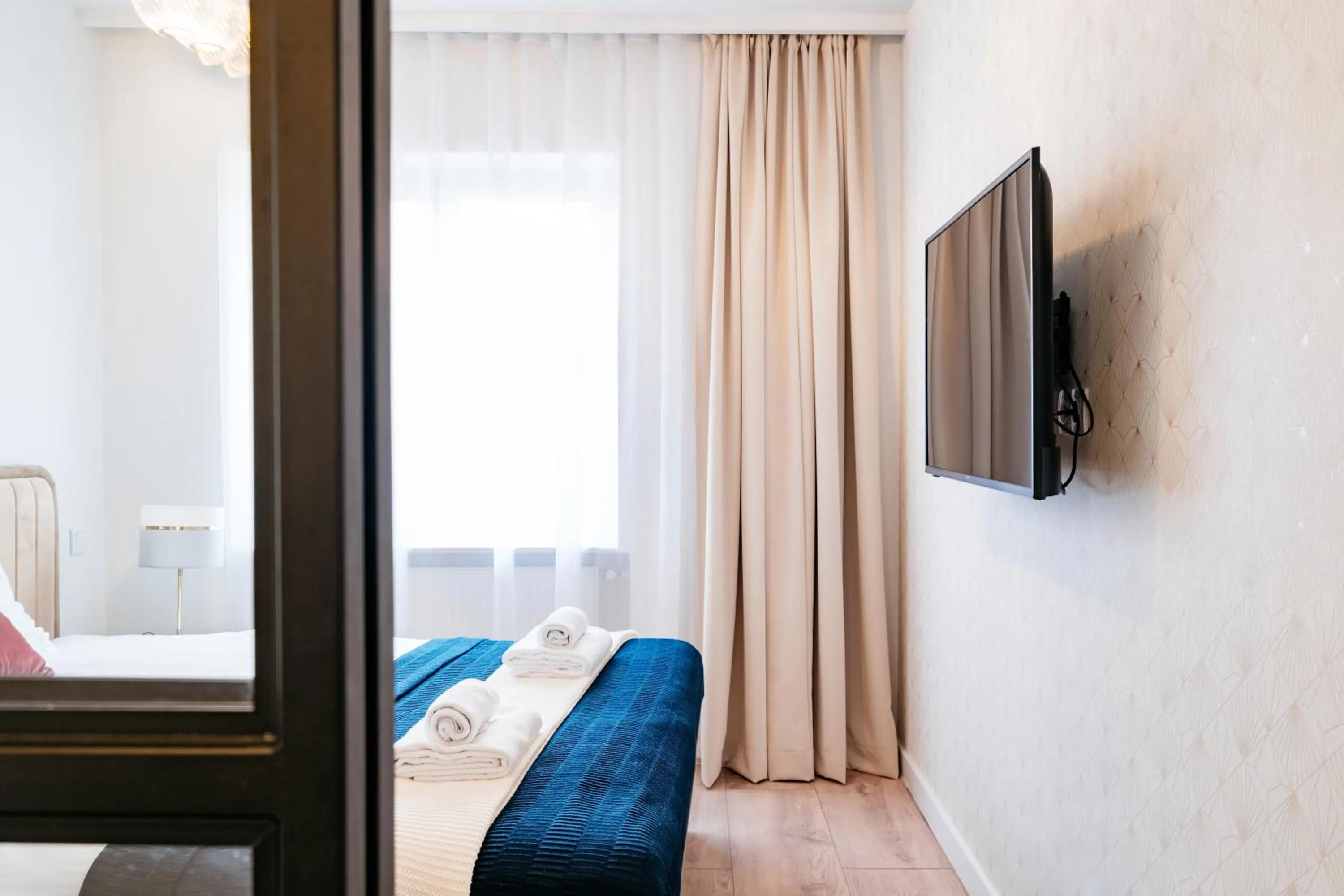 Bed in Crystal House II - LoftAffair Collection