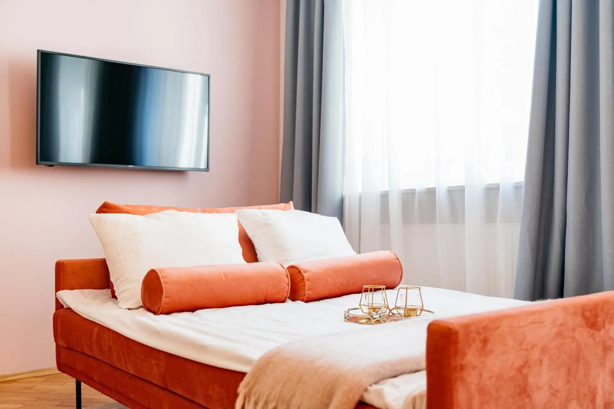 Bed in Crystal House II - LoftAffair Collection