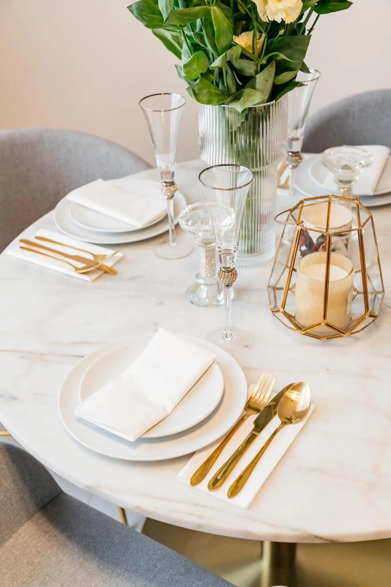 Dining area in Crystal House II - LoftAffair Collection