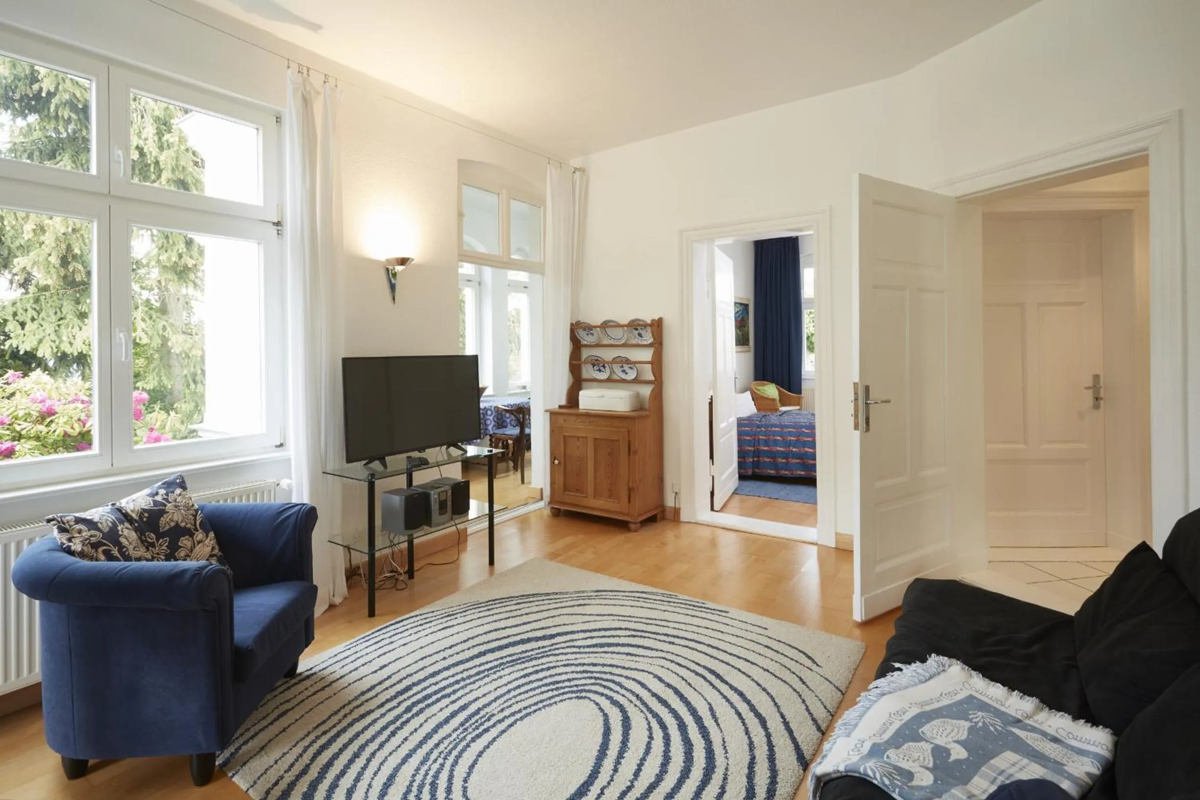 Living room, Bed in Villa Cremona Ferienwohnung 1
