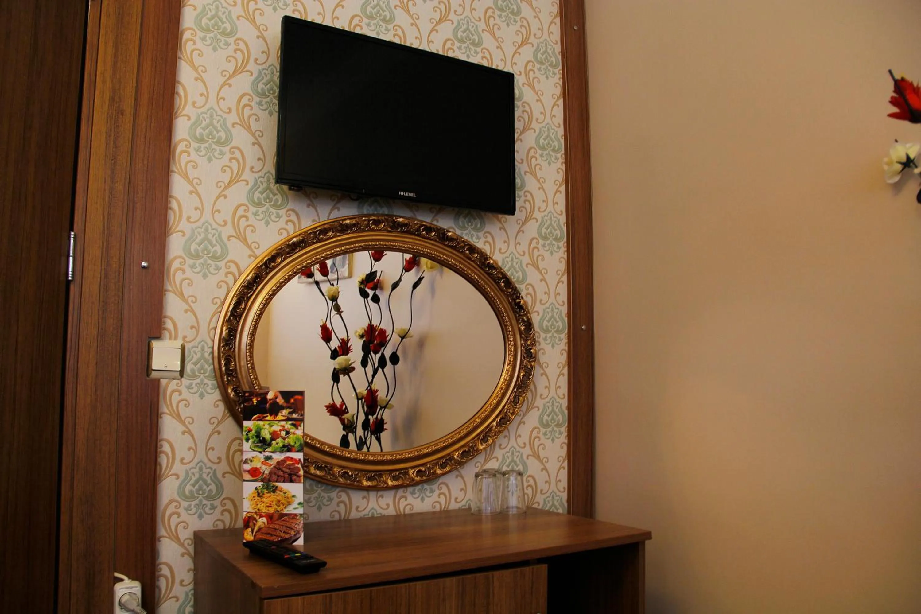 TV and multimedia in GROSS HOTEL