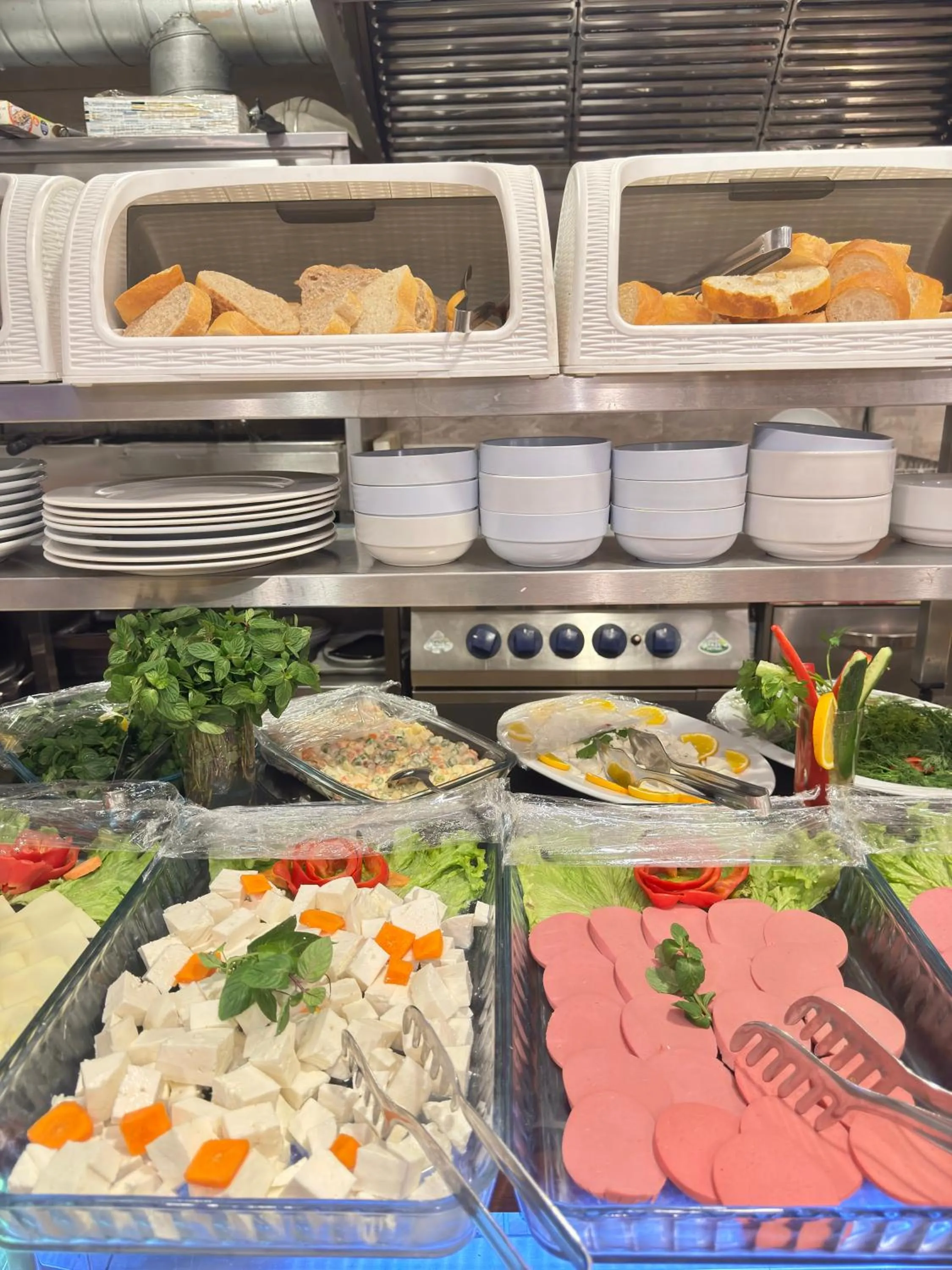 Food and drinks in GROSS HOTEL