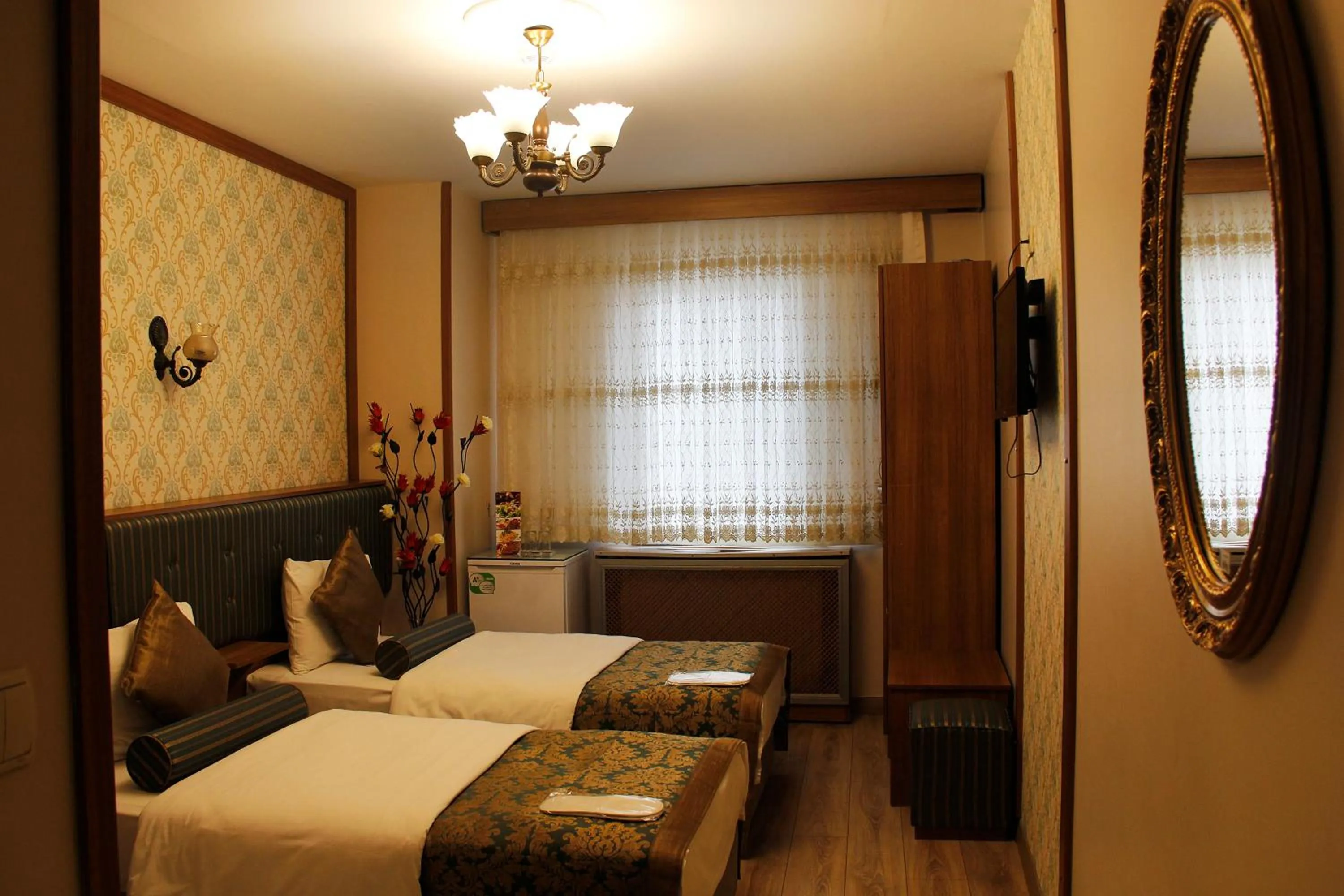 TV and multimedia, Bed in GROSS HOTEL