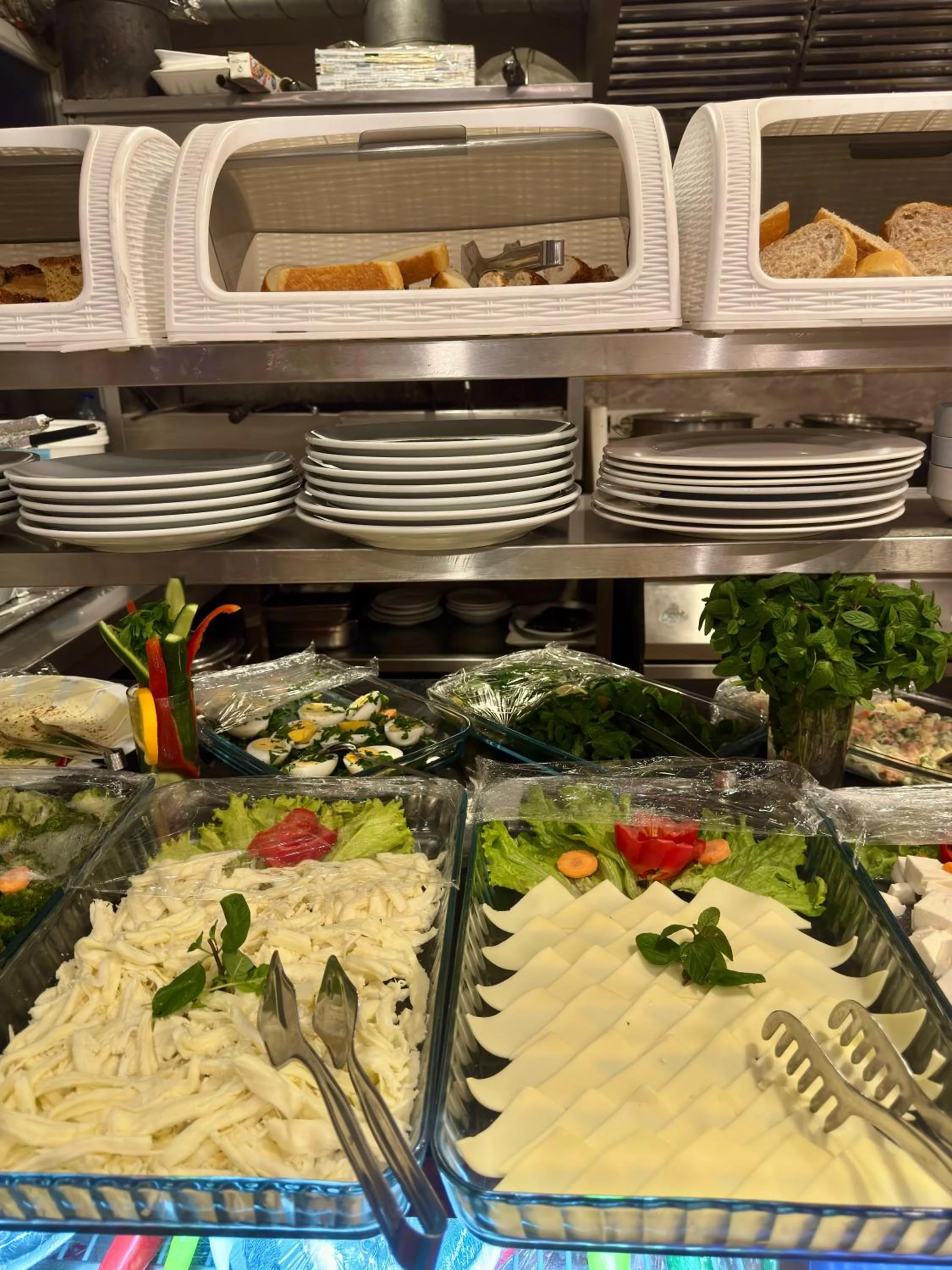 Food and drinks in GROSS HOTEL