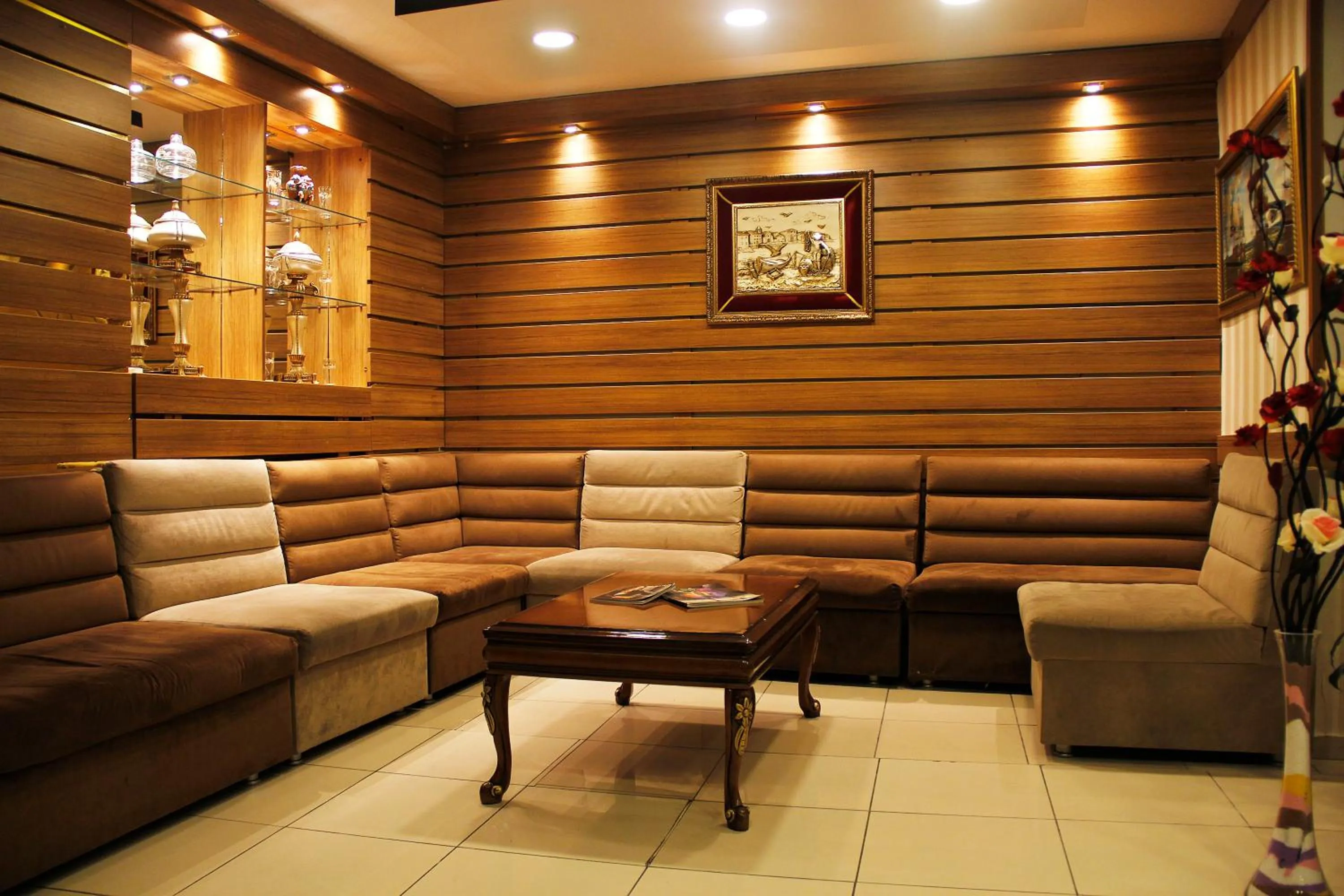 Communal lounge/ TV room in GROSS HOTEL