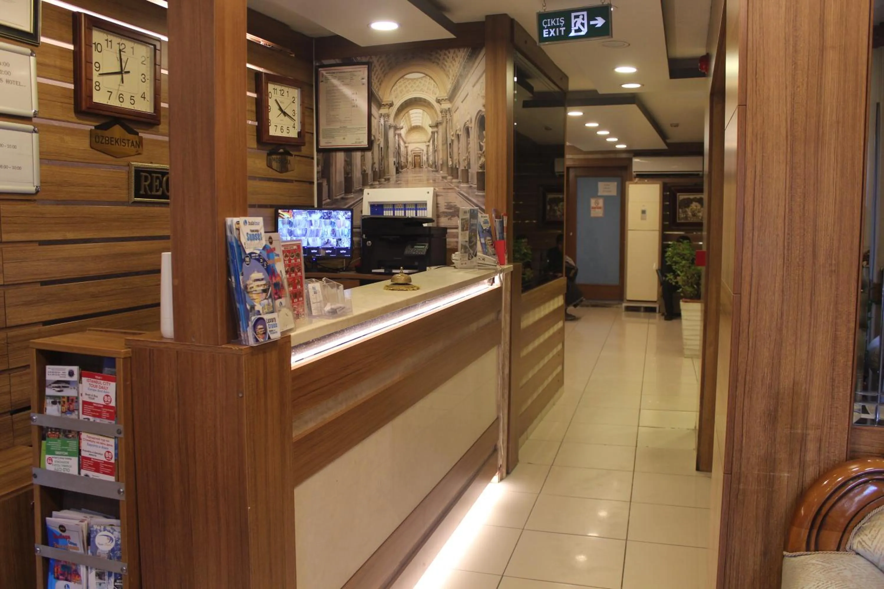 TV and multimedia in GROSS HOTEL