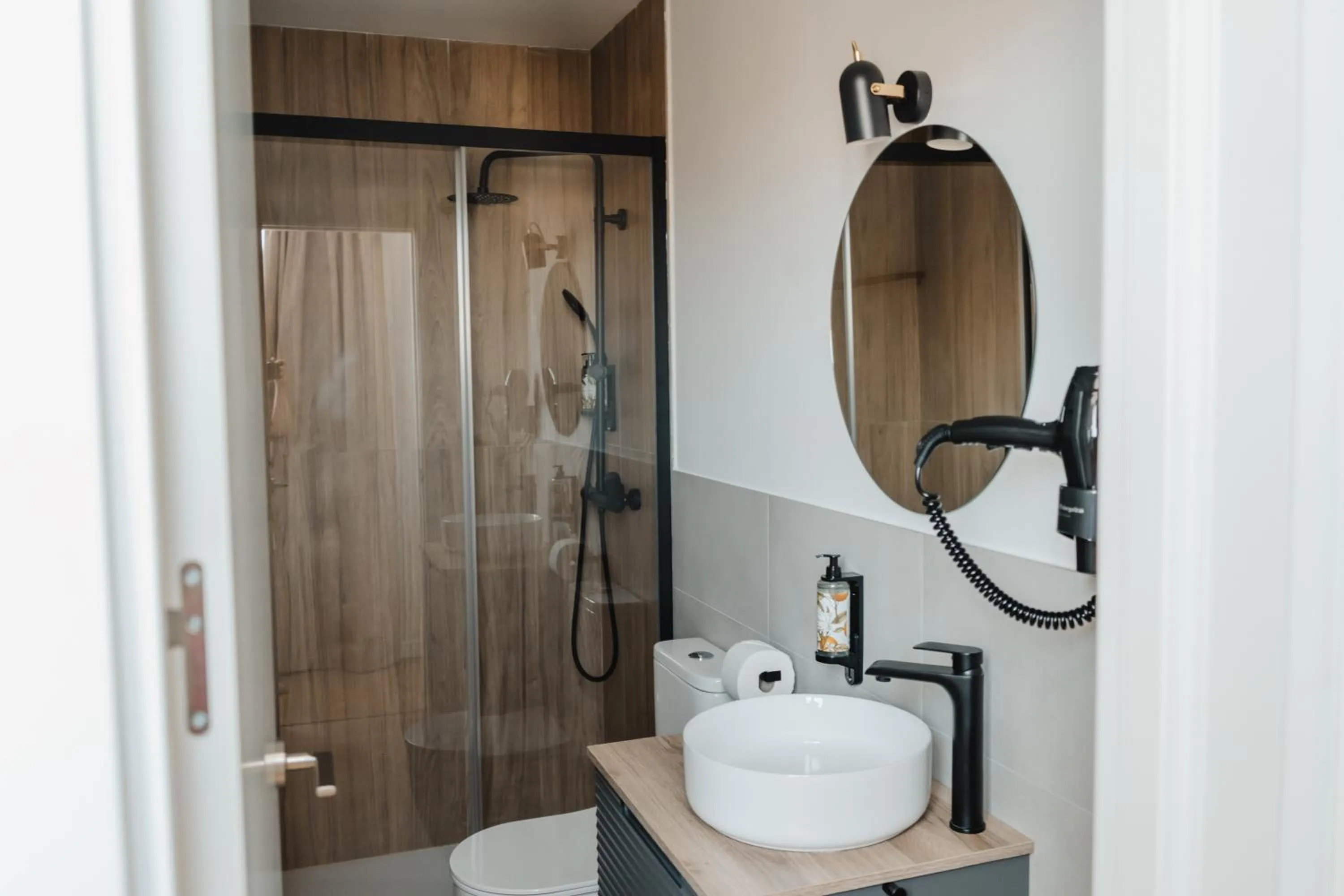 Toilet in esZentrico Suites Jerez