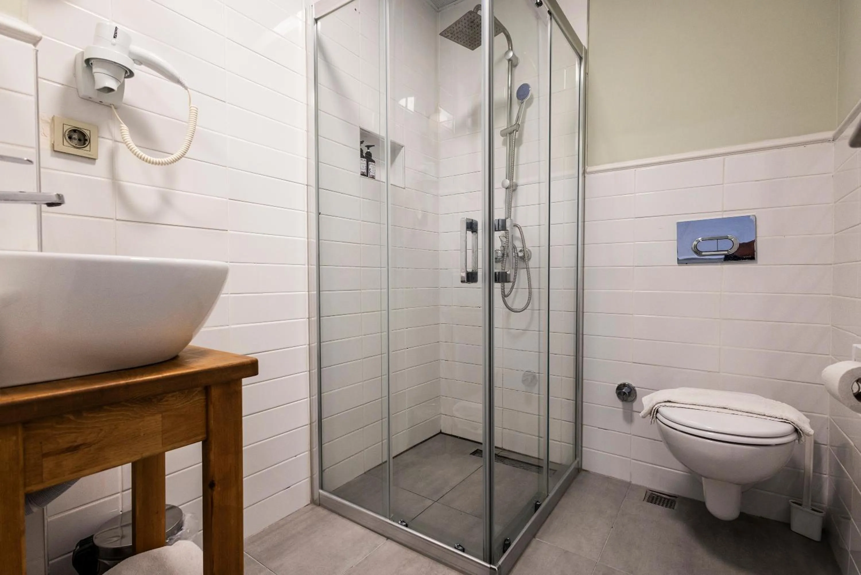 Shower in Meshk Airport Hotel