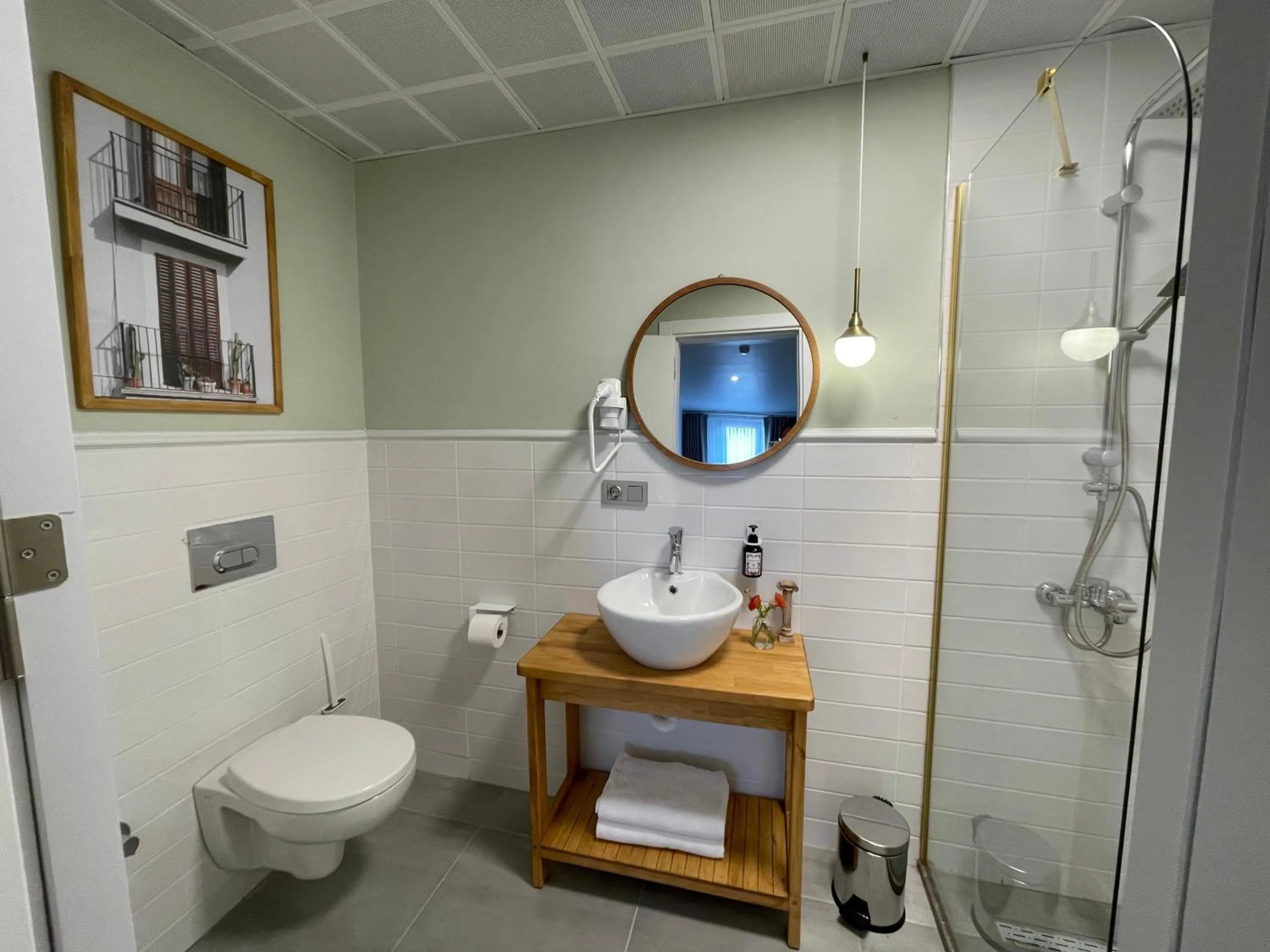 Shower in Meshk Airport Hotel