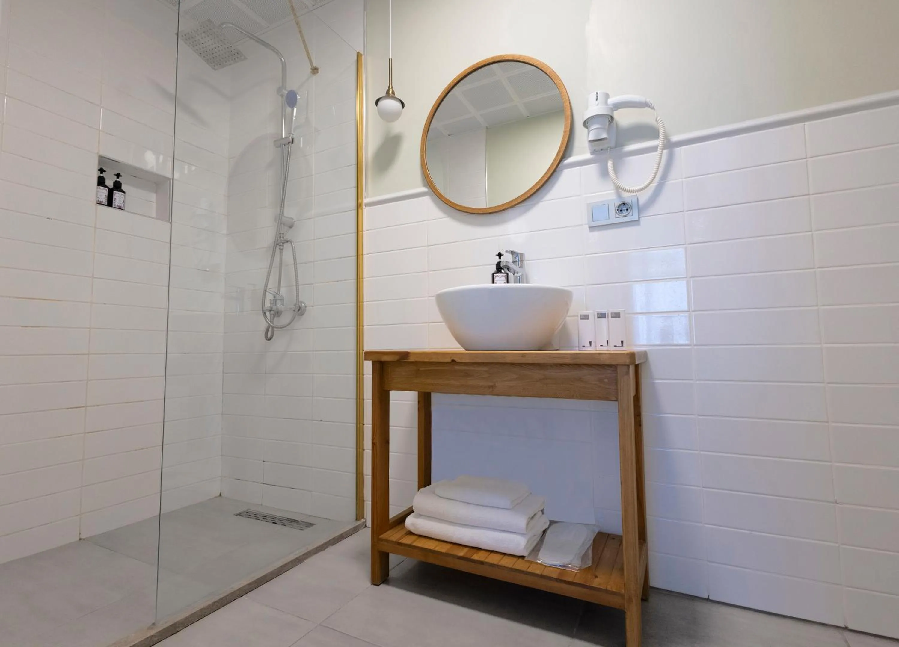 Shower in Meshk Airport Hotel