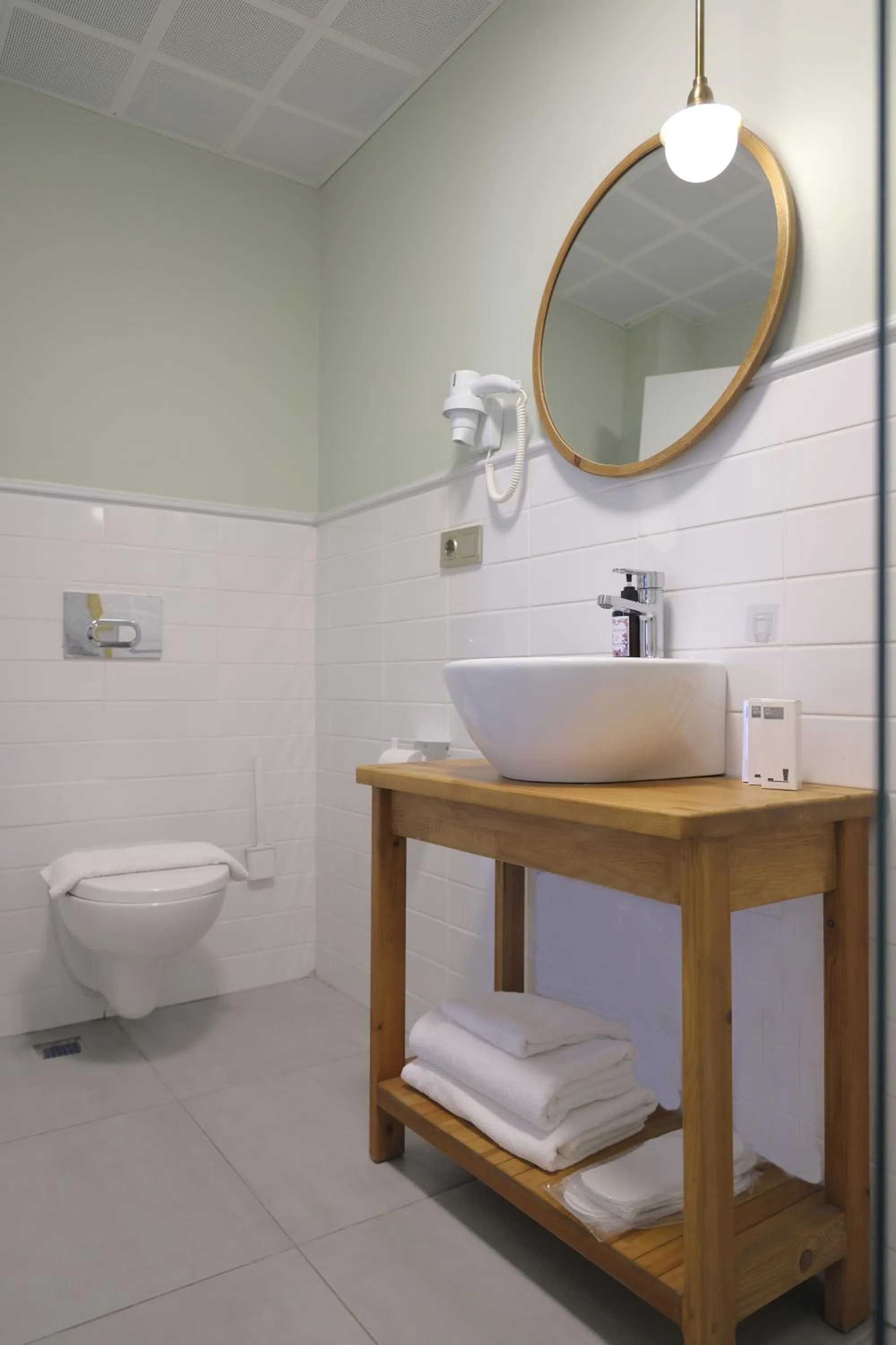 Toilet in Meshk Airport Hotel