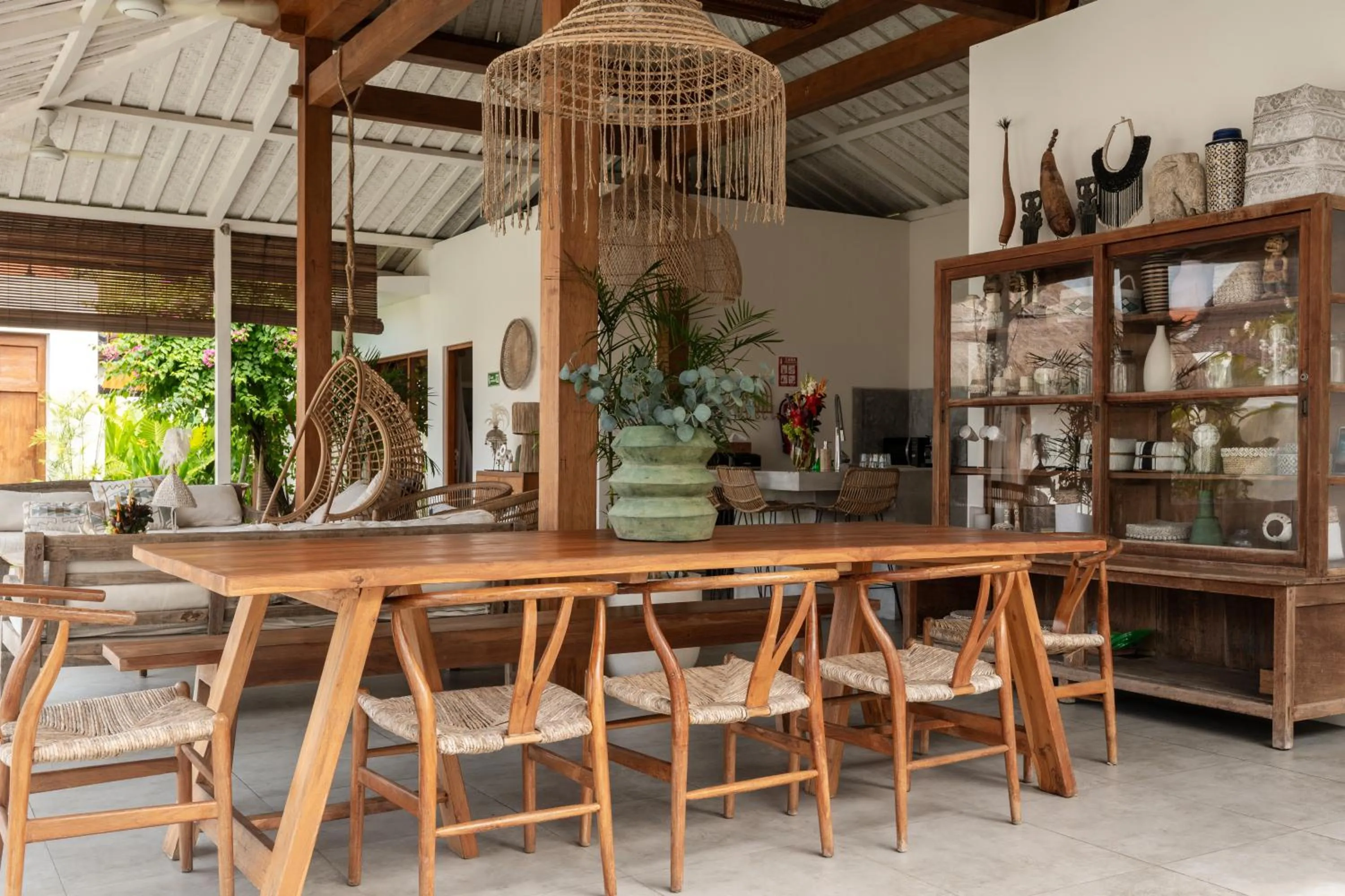 Dining area in Villa Folie by Alfred in Bali