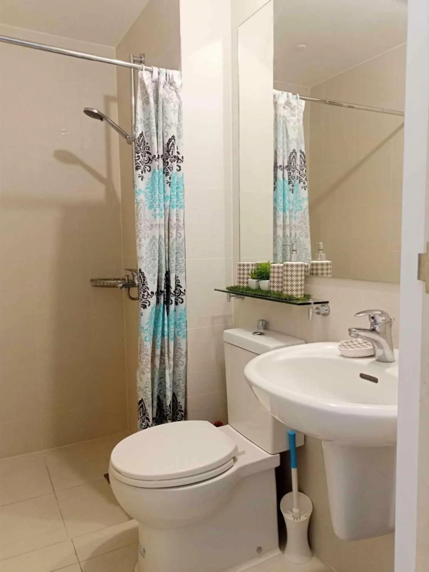 Azure Urban Resort with WIFI and Netflix