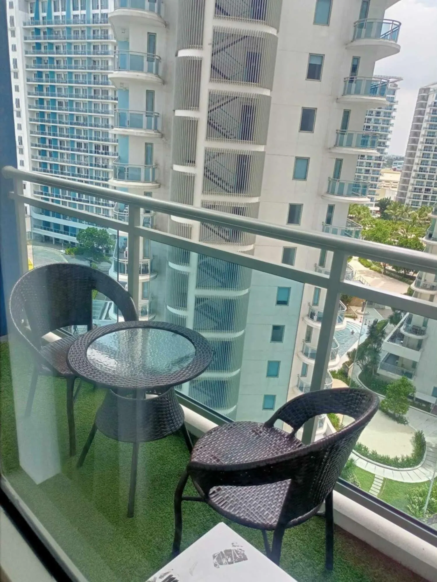 Azure Urban Resort with WIFI and Netflix