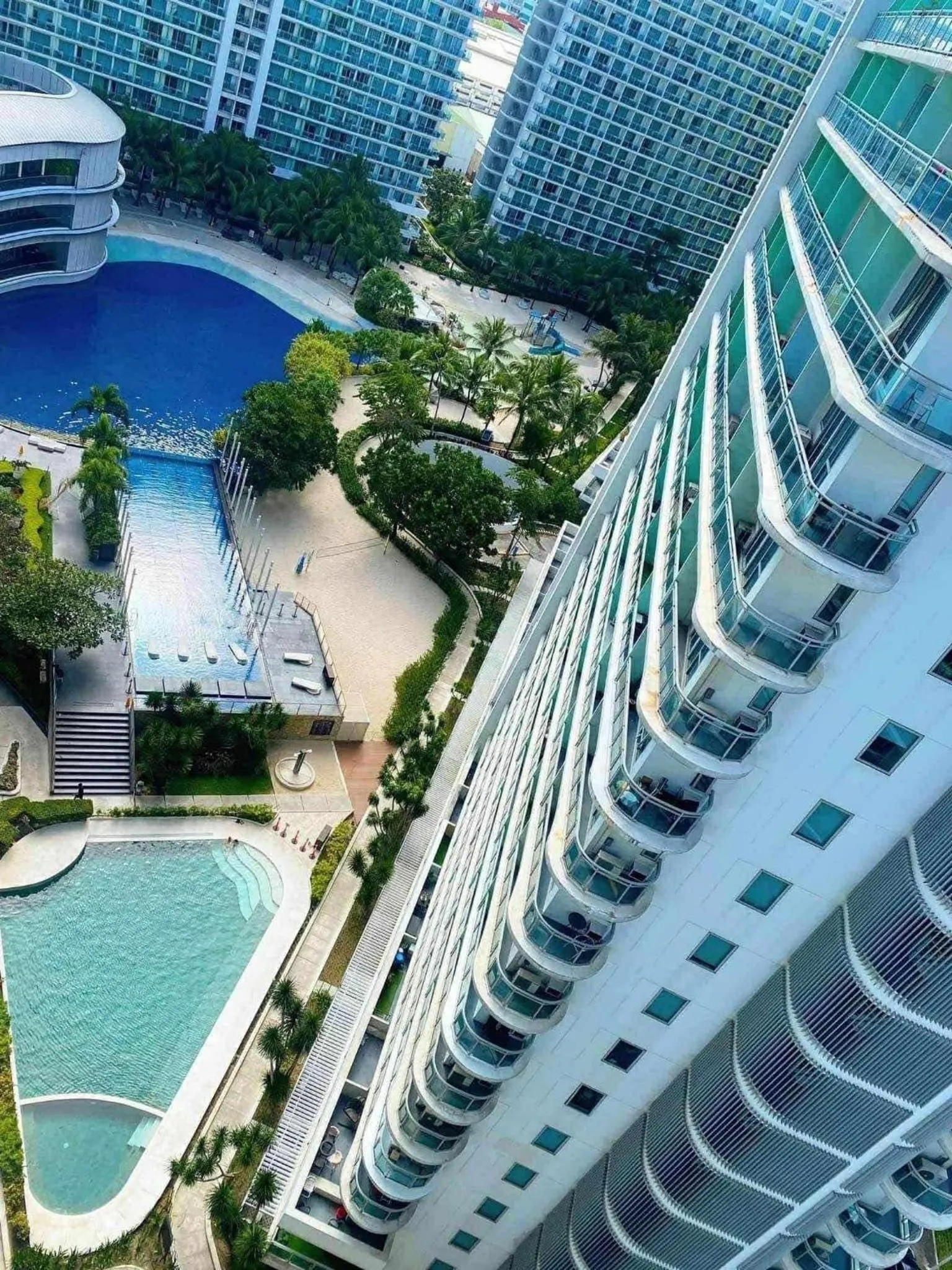 Azure Urban Resort with WIFI and Netflix