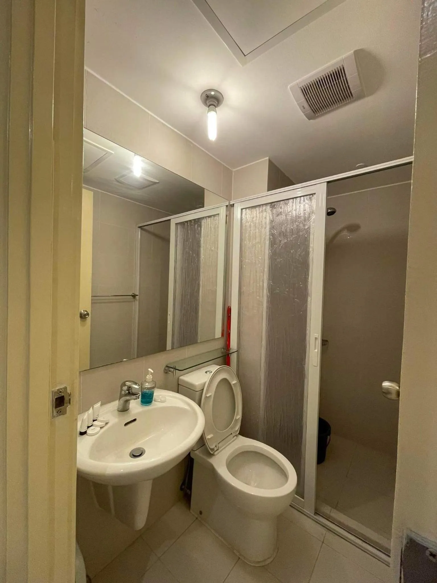 Azure Urban Resort with WIFI and Netflix