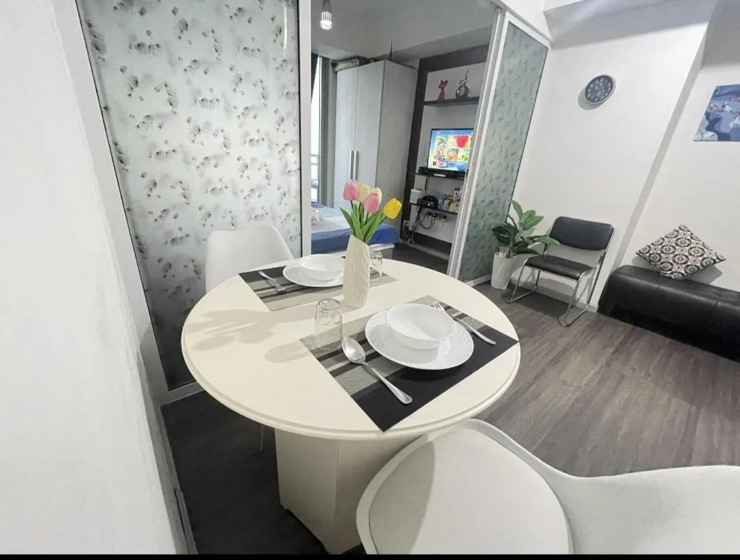 Azure Urban Resort with WIFI and Netflix