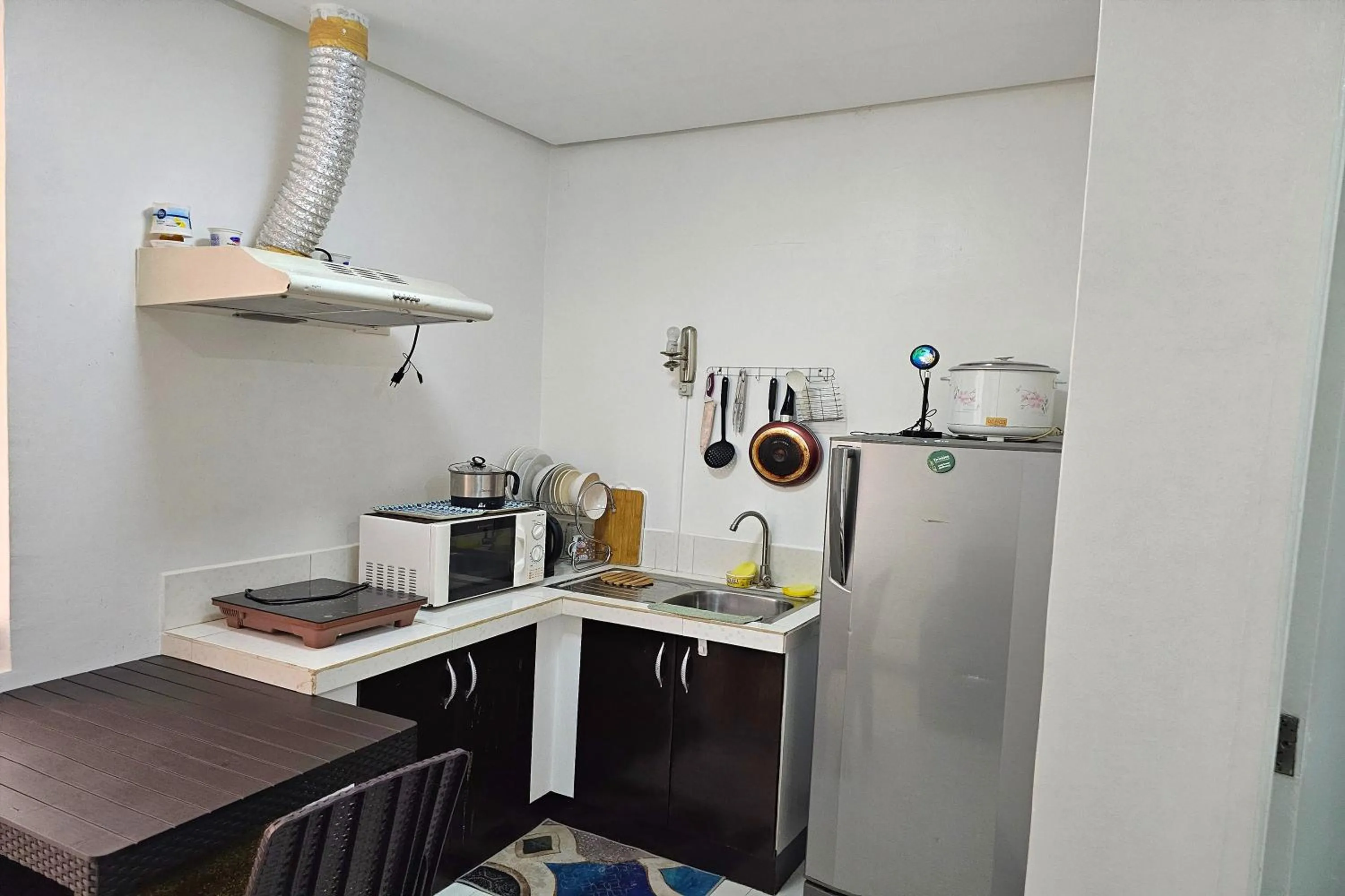 Kitchen or kitchenette in Birchtower by Jeizel Manila City