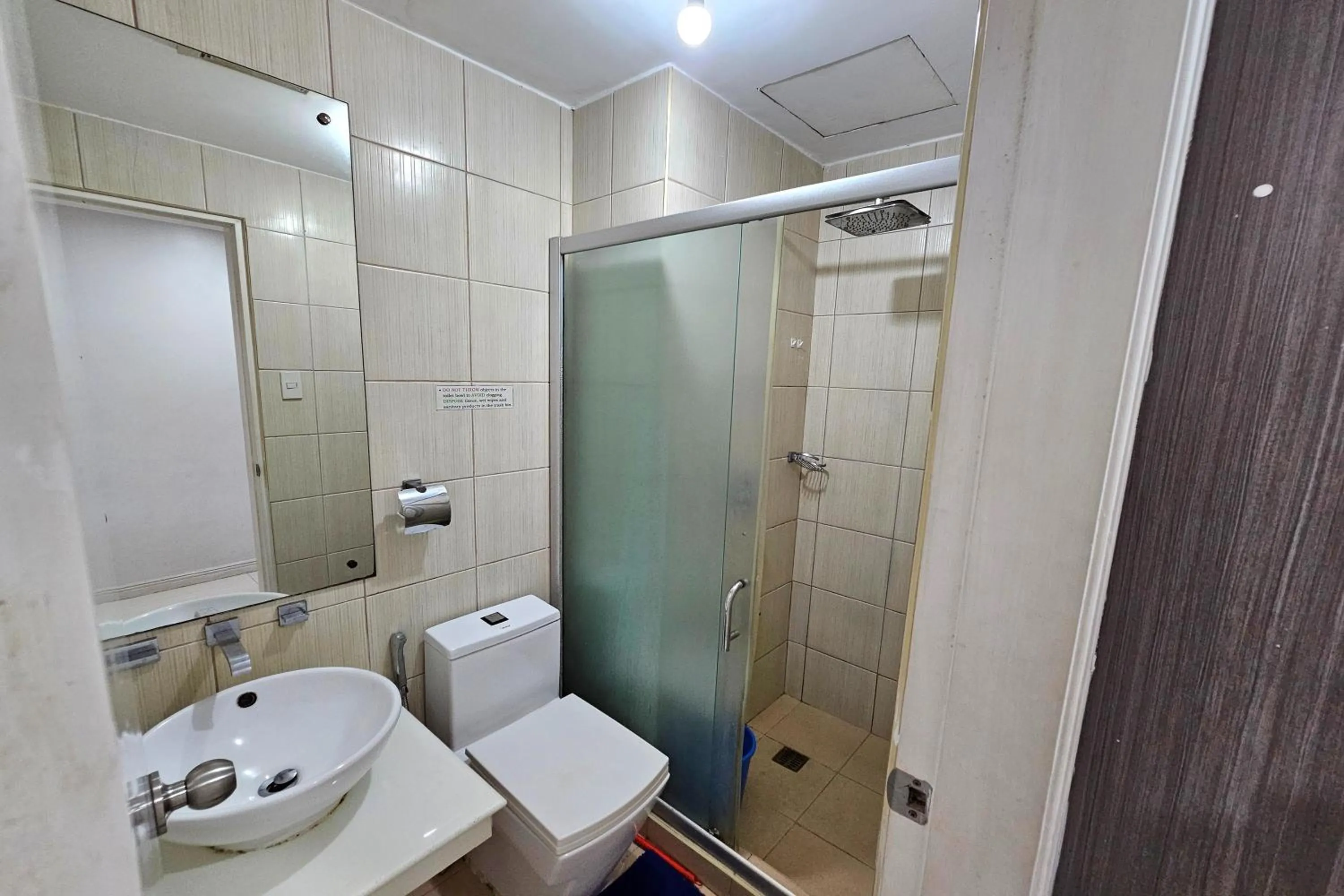 Bathroom in Birchtower by Jeizel Manila City