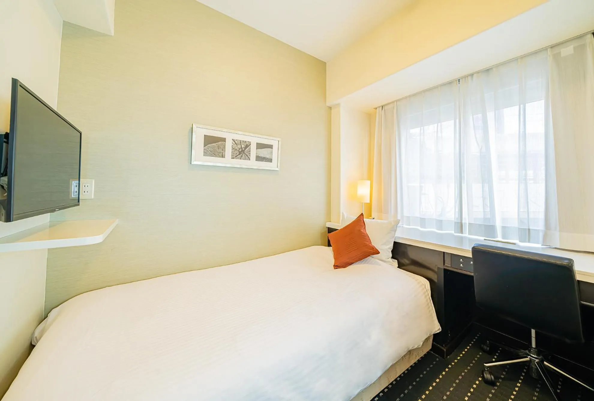 Photo of the whole room, Bed in Kanda Station Hotel