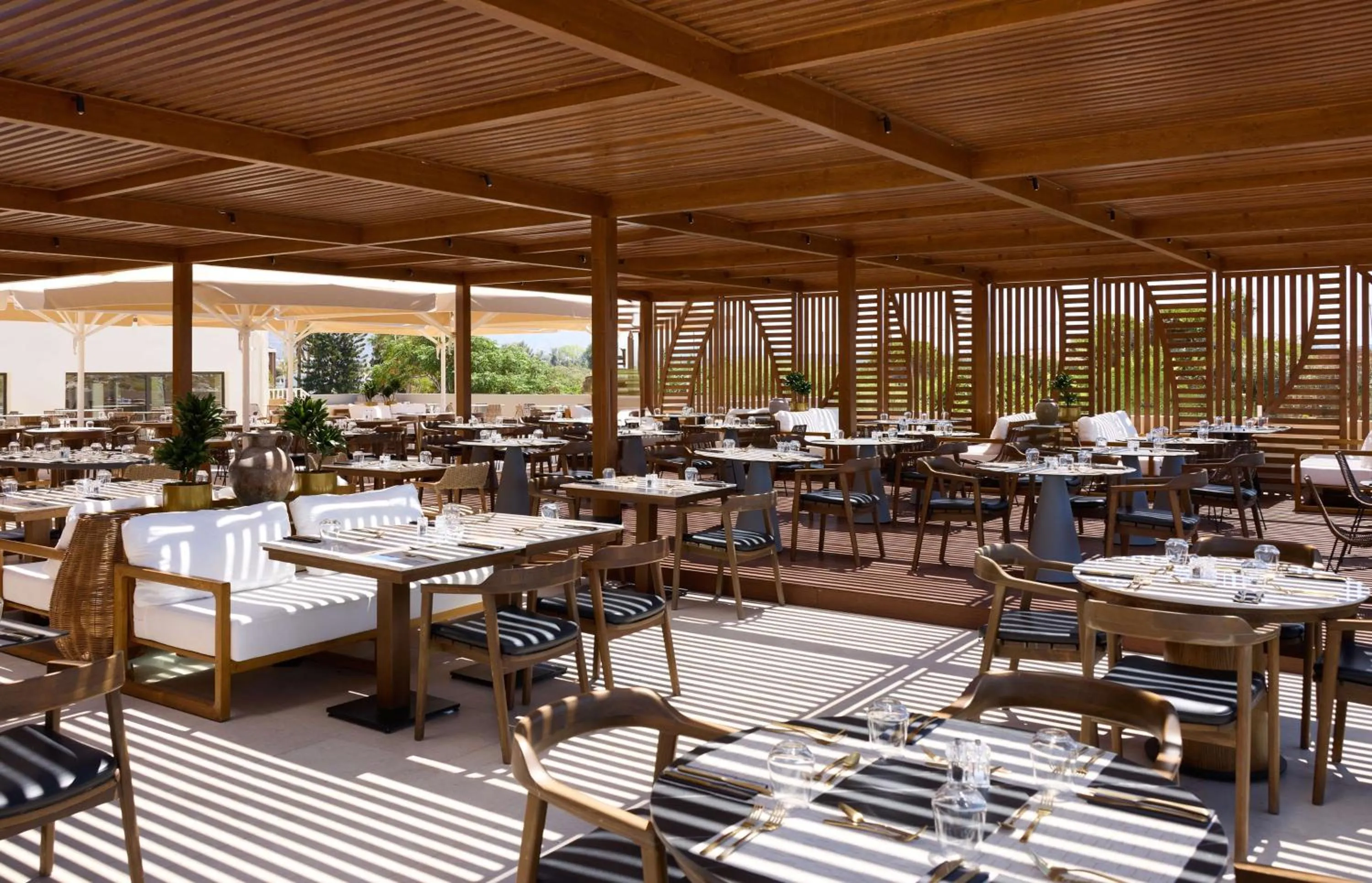 Restaurant/places to eat in Isla Brown Chania Resort, Curio Collection by Hilton