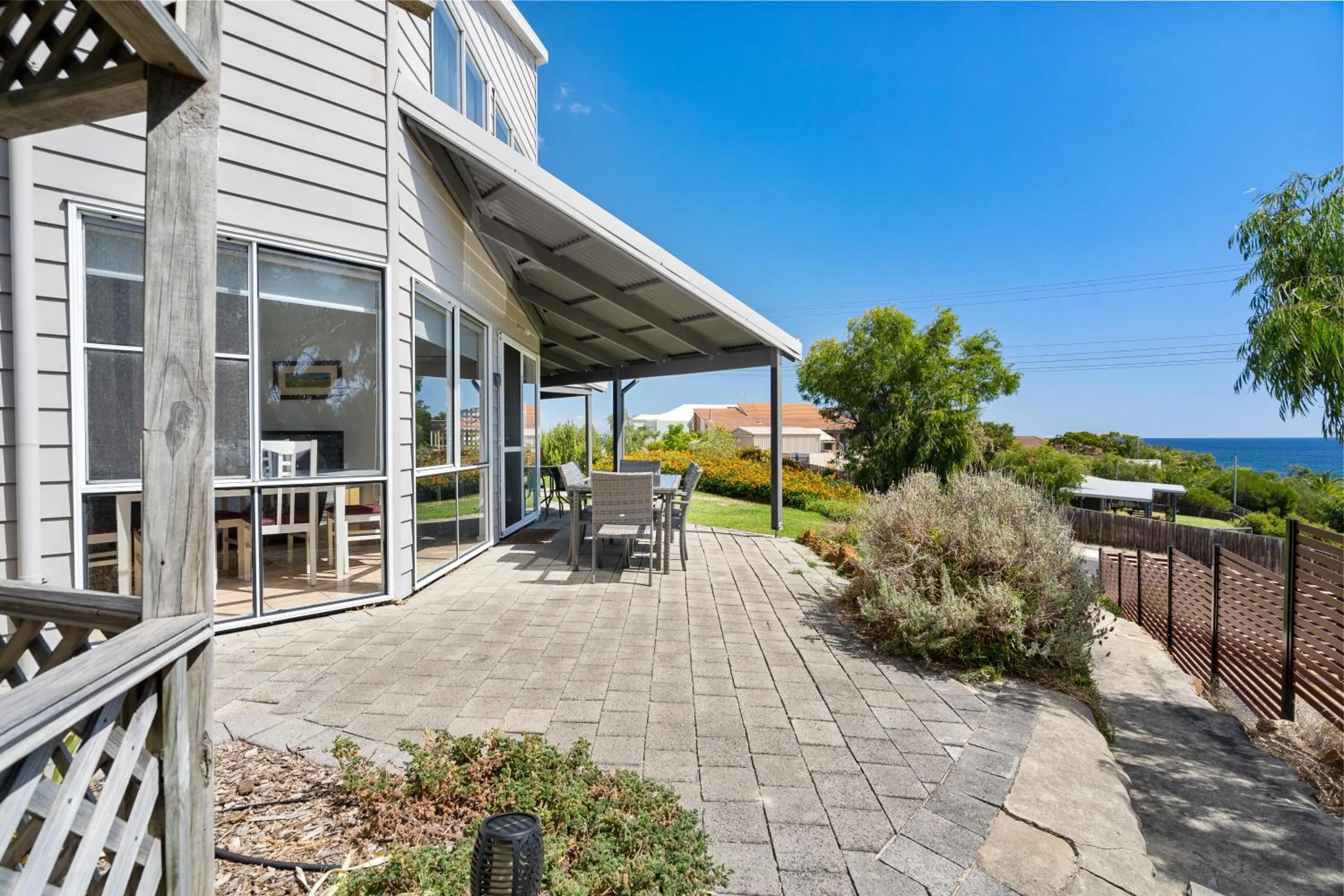 Seven-Bedroom House in Seaview Residence by "Peppy Beach Retreats" - Two Houses in One with Soaring Ceilings