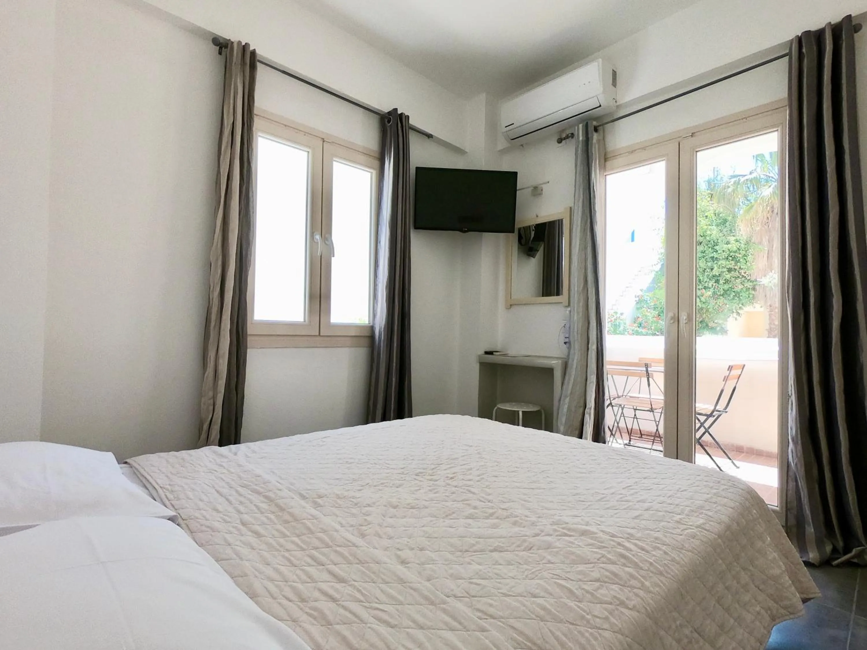 Bedroom, Bed in Anny Studios & Rooms Perissa Beach