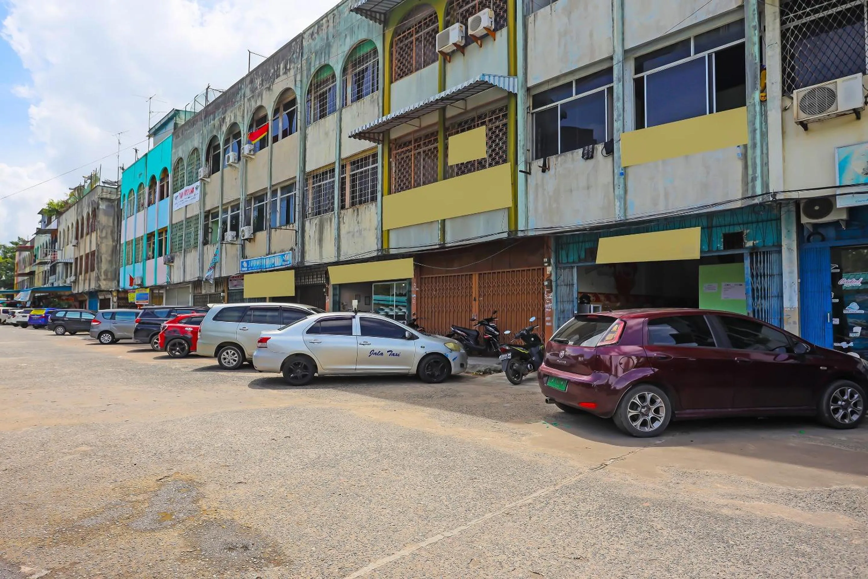Facade/entrance in Hotel O Penginapan Pak DheNearMall Nagoya Hill