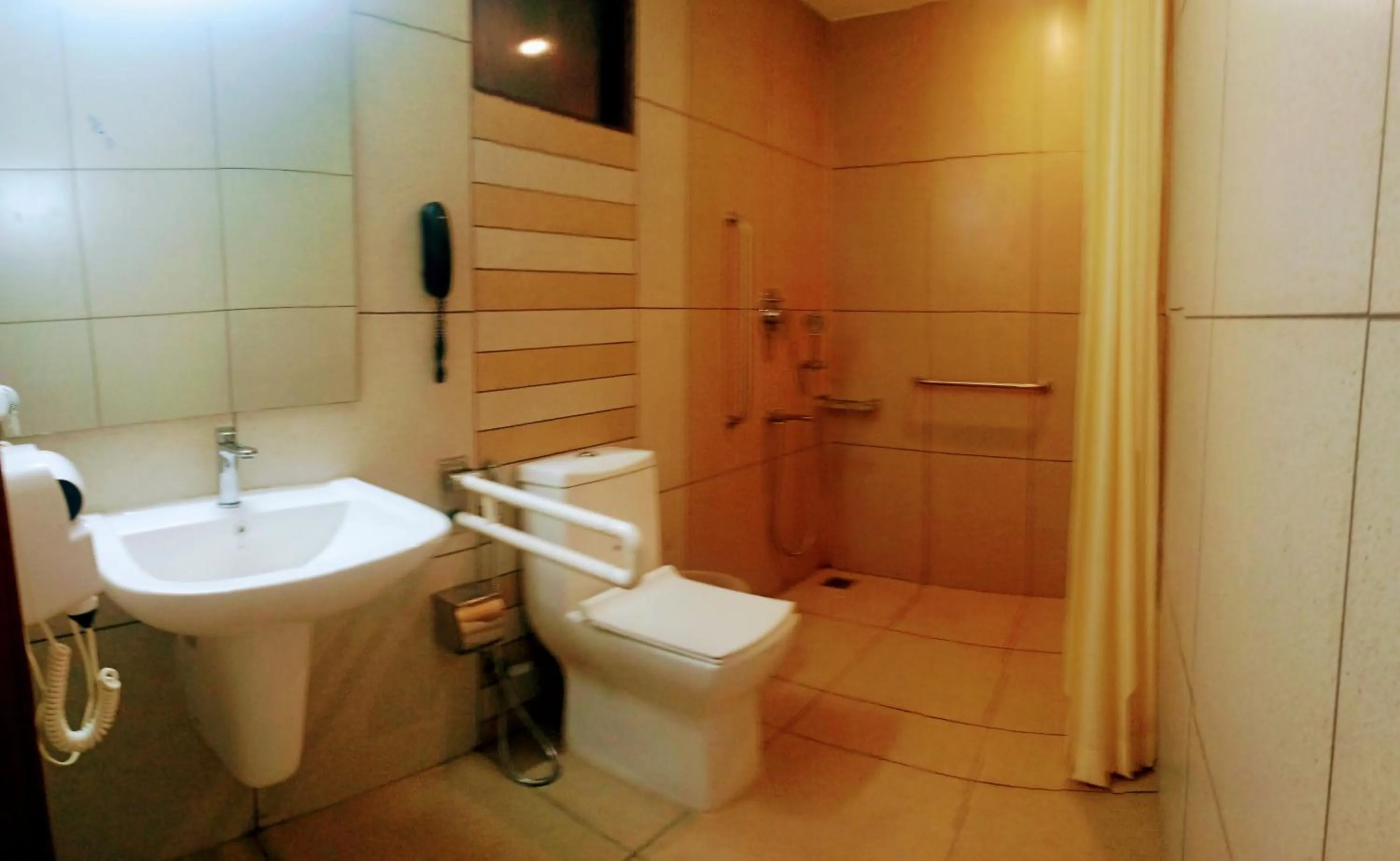 Shower in Pearlspot Hotel