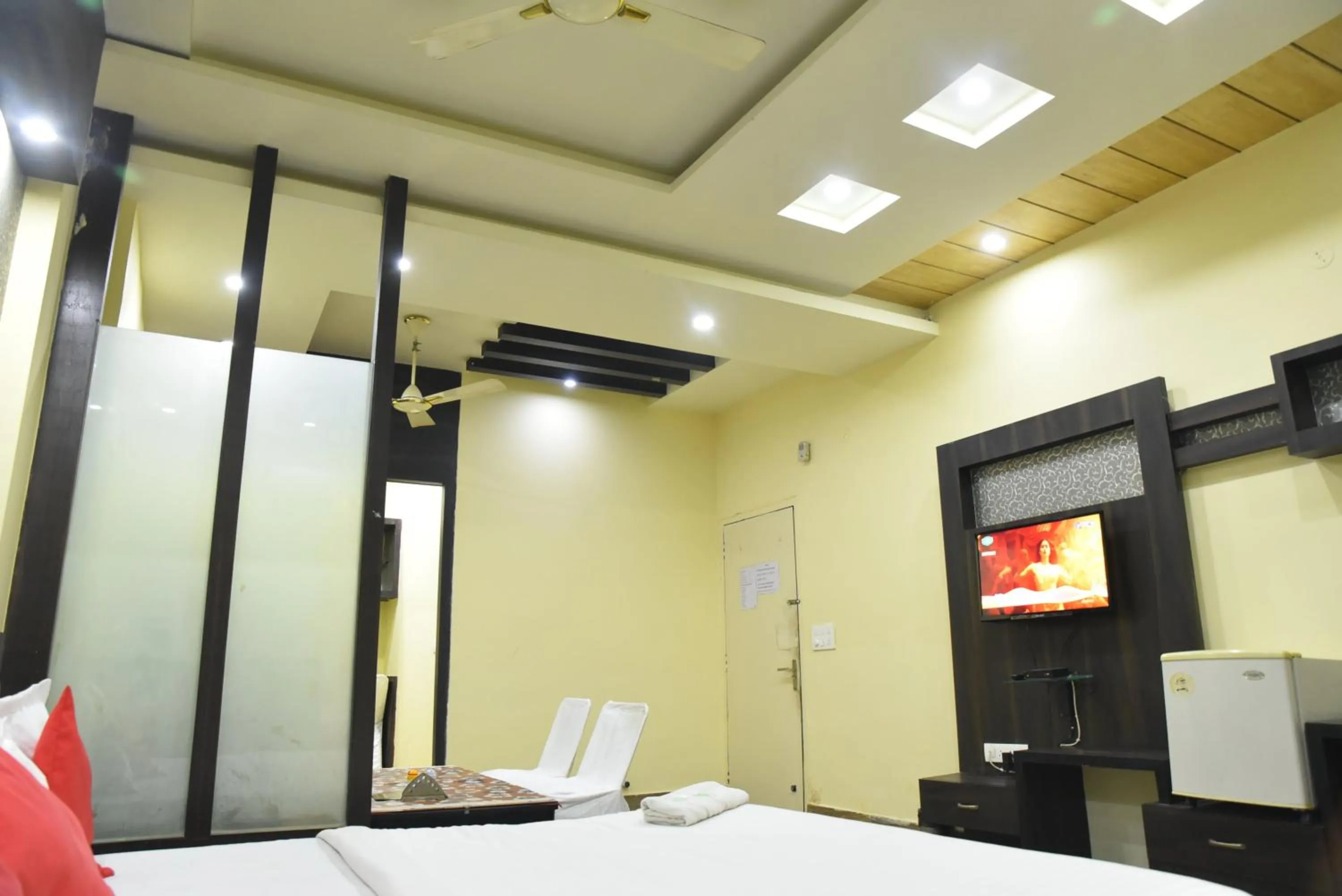 Communal lounge/ TV room, Bed in Hotel C-9