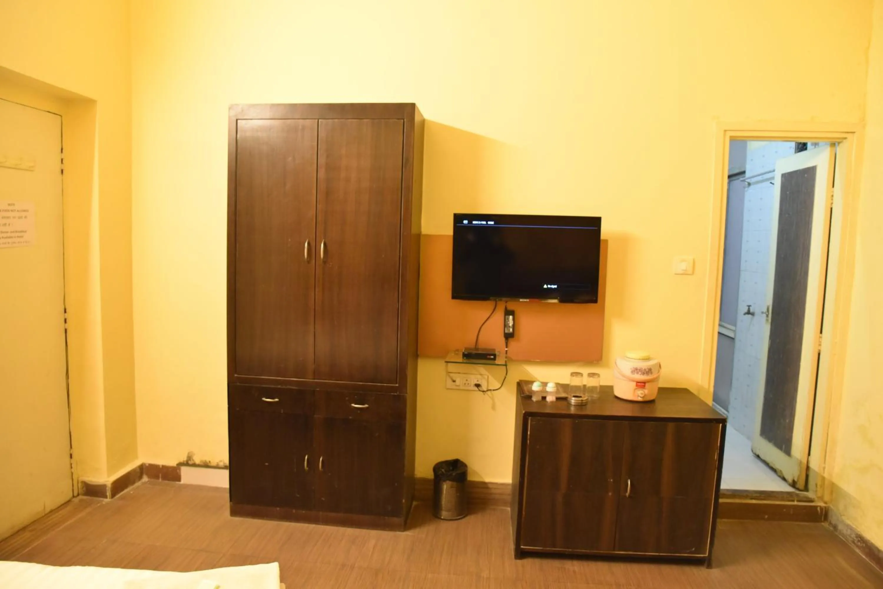 Communal lounge/ TV room in Hotel C-9