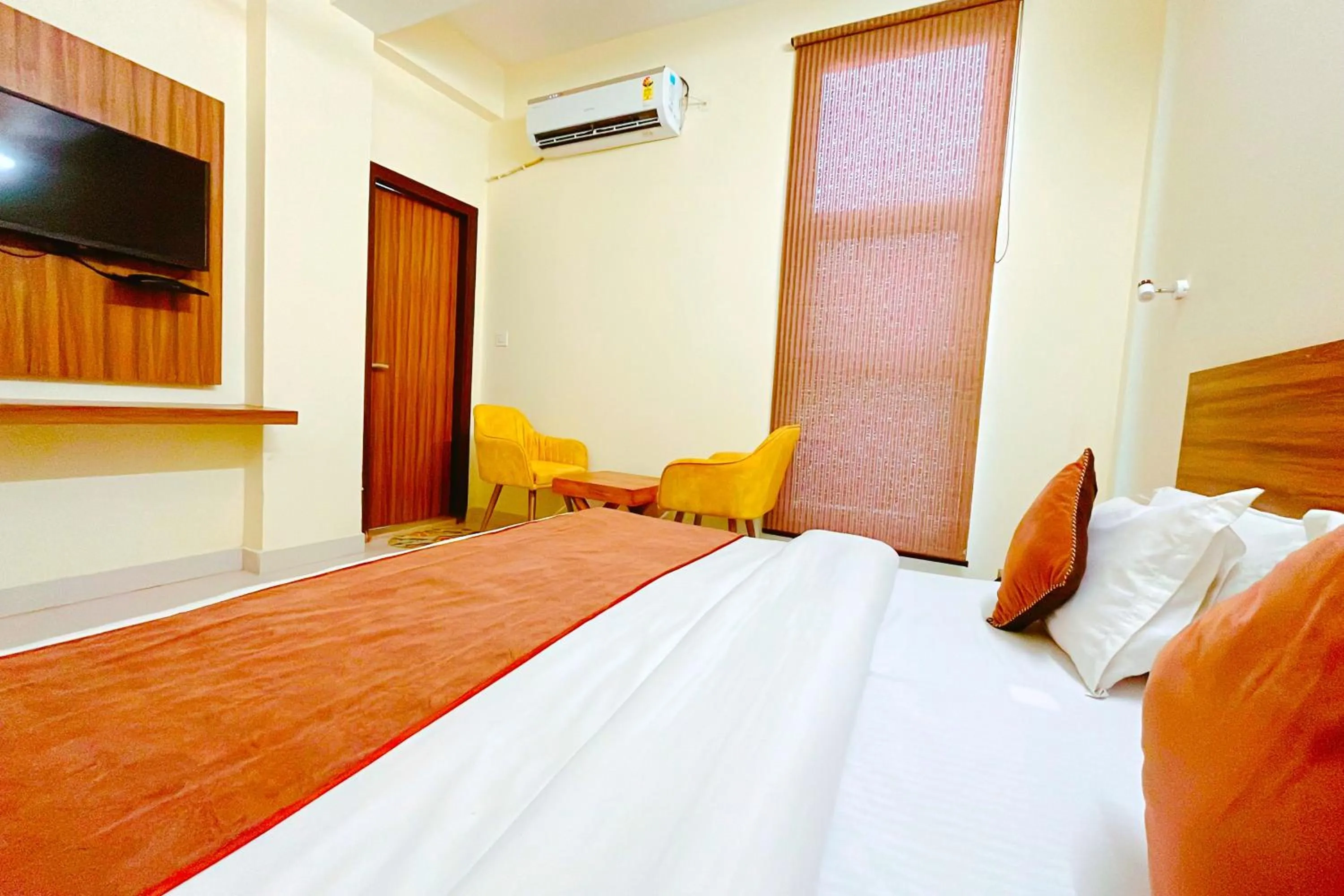 Communal lounge/ TV room, Bed in Ganga Ashoka Hotel Rishikesh