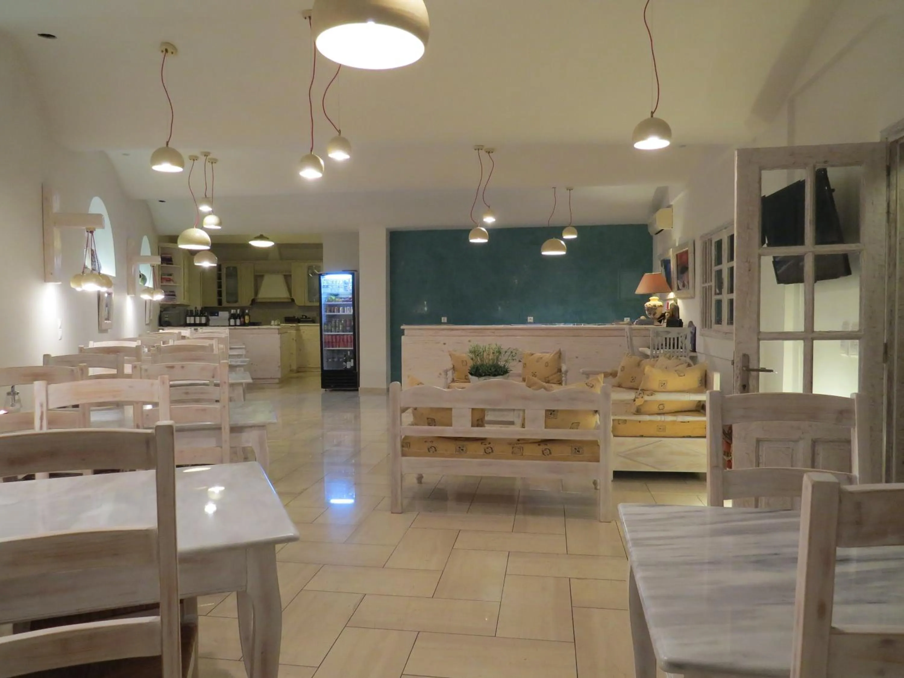 Restaurant/places to eat in Villa Manos Hotel