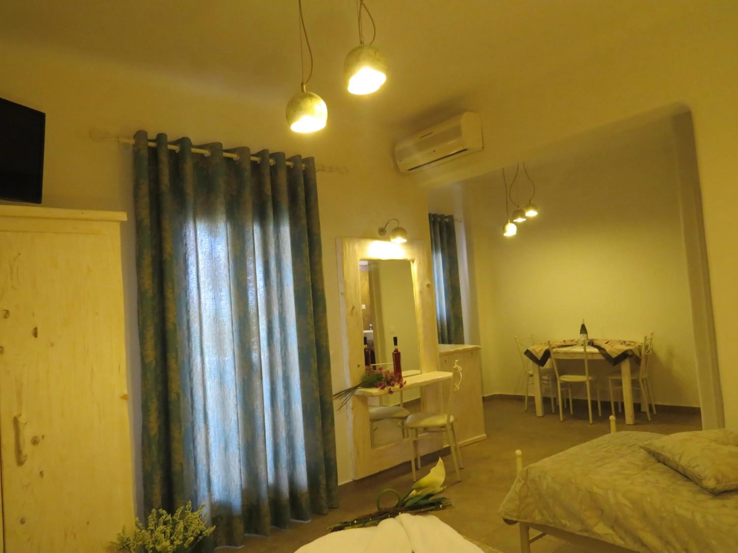 Bed in Villa Manos Hotel