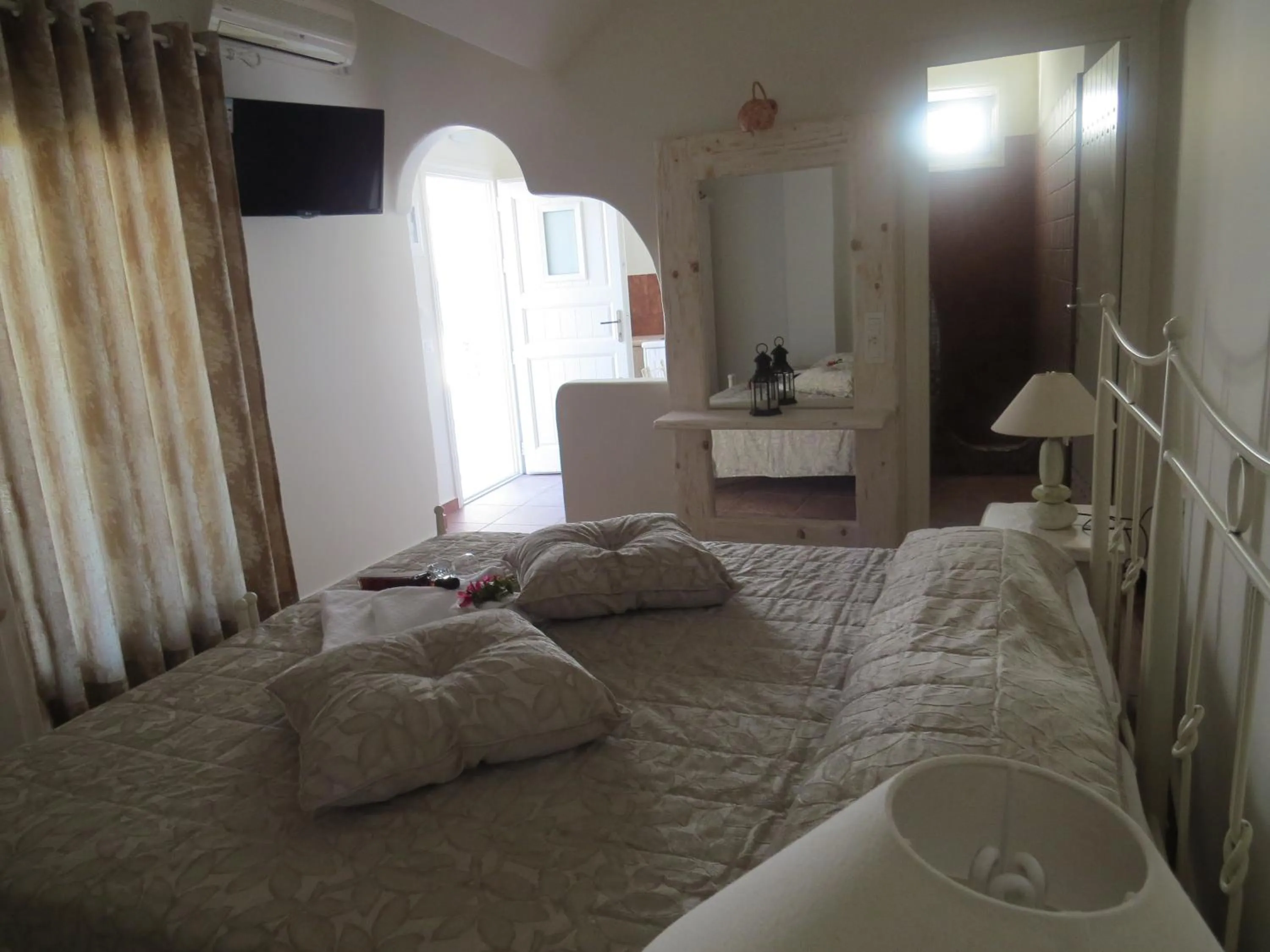 Bed in Villa Manos Hotel